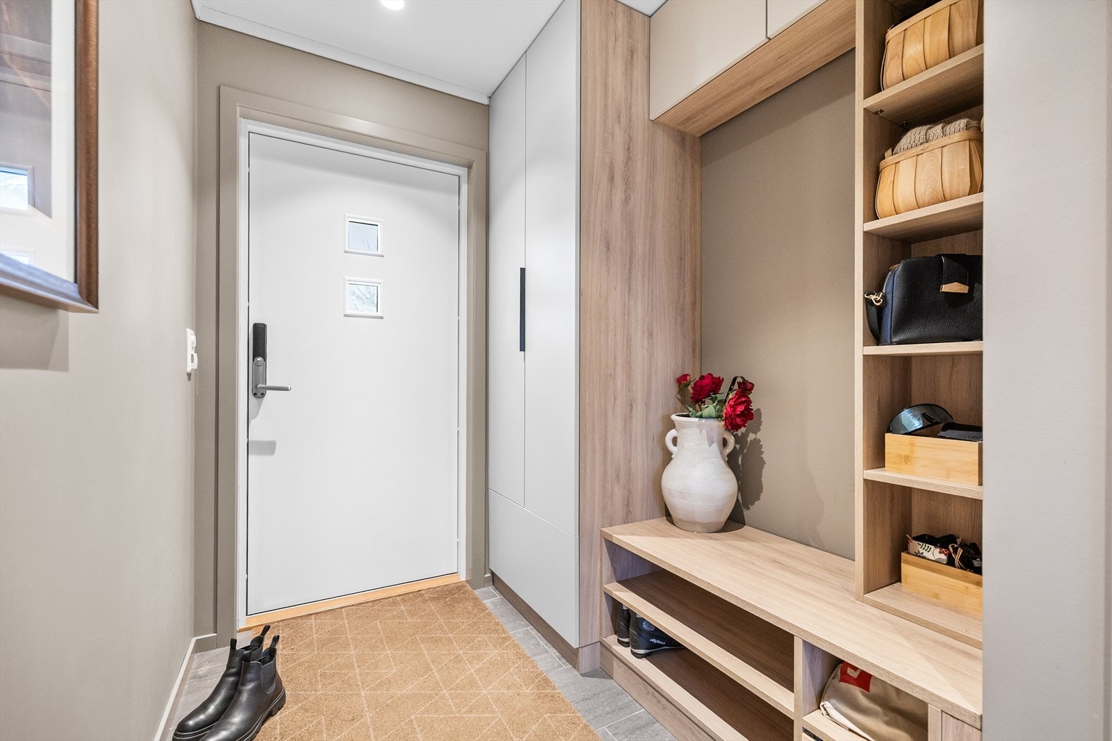 Entréen er intet unntak og har lekker og praktisk innredning fra Schmidt Galleribilde