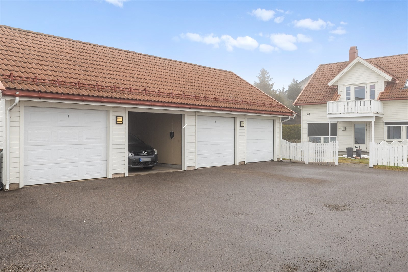 Garasje i felles rekke Galleribilde