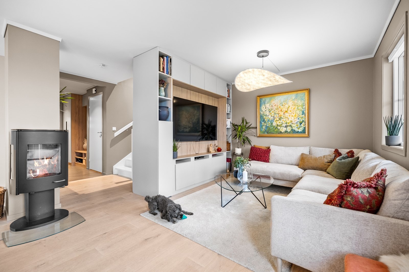 Stuen har en lekker hylleseksjon, også levert av Schmidt - mange gode og skjulte løsninger Galleribilde