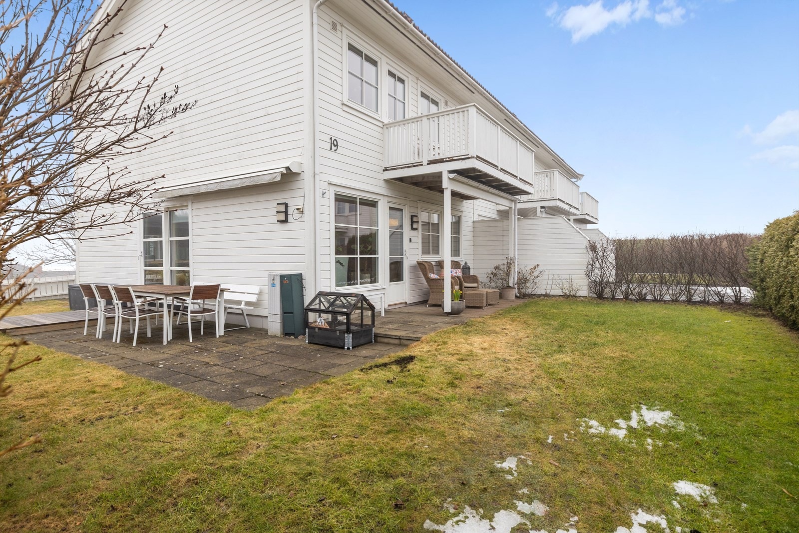 Hagen er stor og frodig med lekre busker og blomster (når det er tid for blomstring) Galleribilde