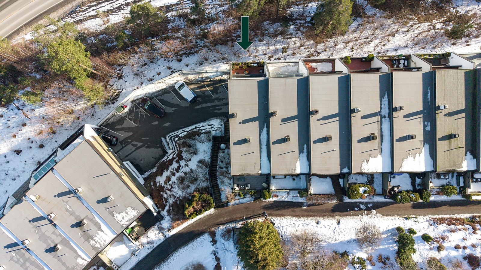 Eiertomt på 124 kvm. Tomt er opparbeidet med blant annet terrasse på terreng, og andre forskjellige beplantninger. Galleribilde