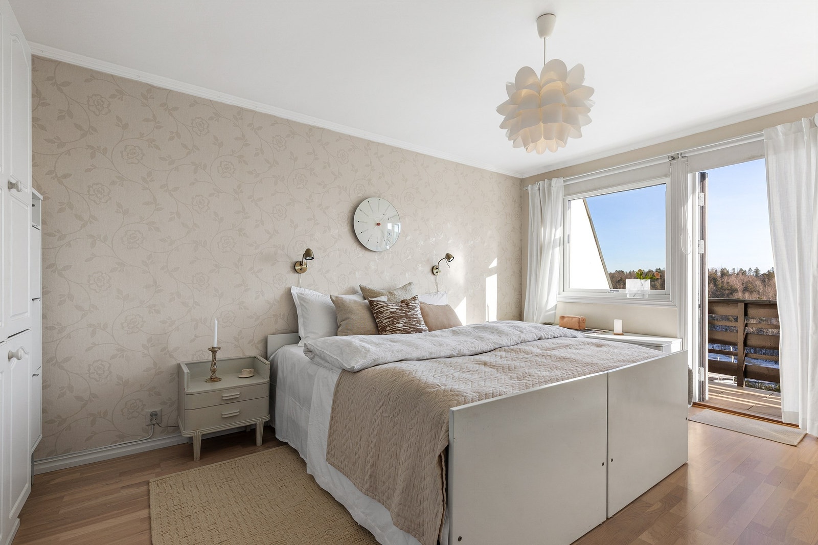 Boligen har 3 soverom. Hovedsoverommet er av god størrelse og har plass til dobbeltseng med nattbord på hver side, samt stort garderobeskap. Galleribilde