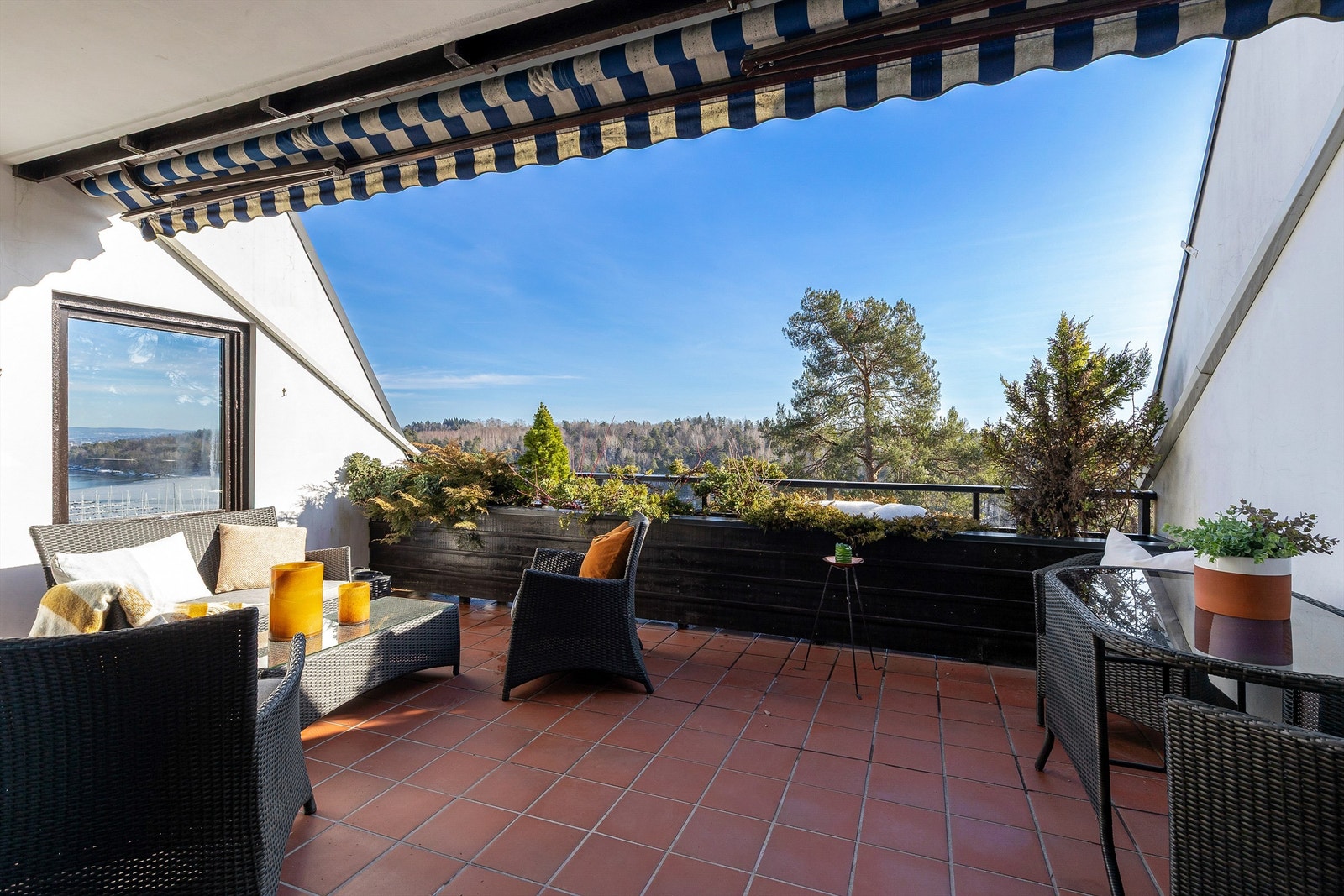 Fra stuen er det utgang til balkong. Galleribilde