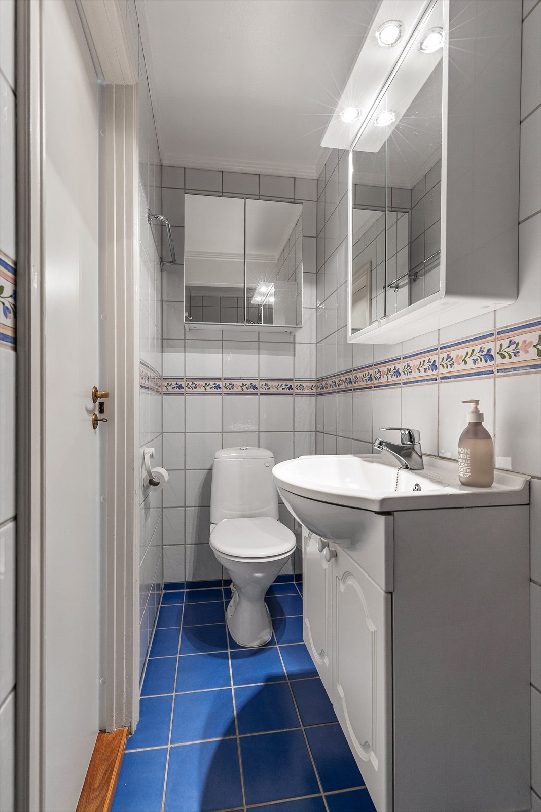 Baderom oppgradert i 1997. Sluk, vann- og avløpsrør er vurdert til å være fra byggeår. Flislagt gulv med gulvvarme. Flislagte vegger. Malte flater i himling. Vegghengt servantinnredning. Galleribilde