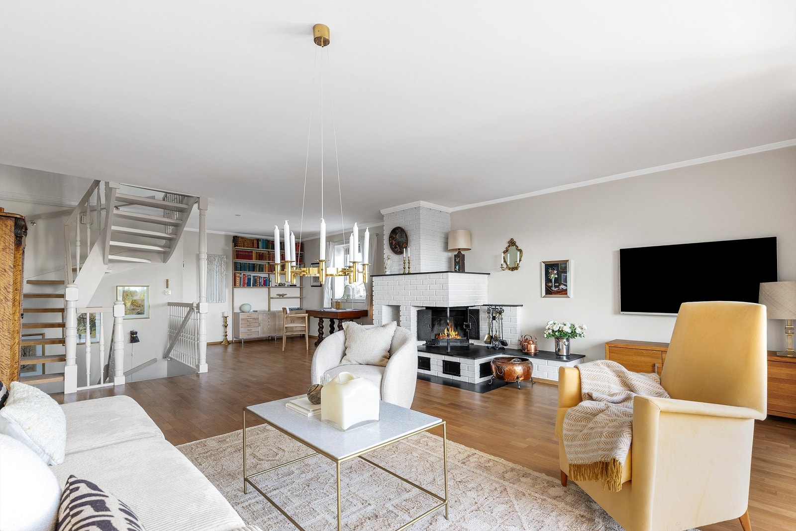 Romslig stue med flere møbleringsmuligheter. Her er det plass til sittegruppe, TV-område og skrivebord e.l. Det er en peis i stuen for ekstra varme og hygge på kjølige dager. Galleribilde