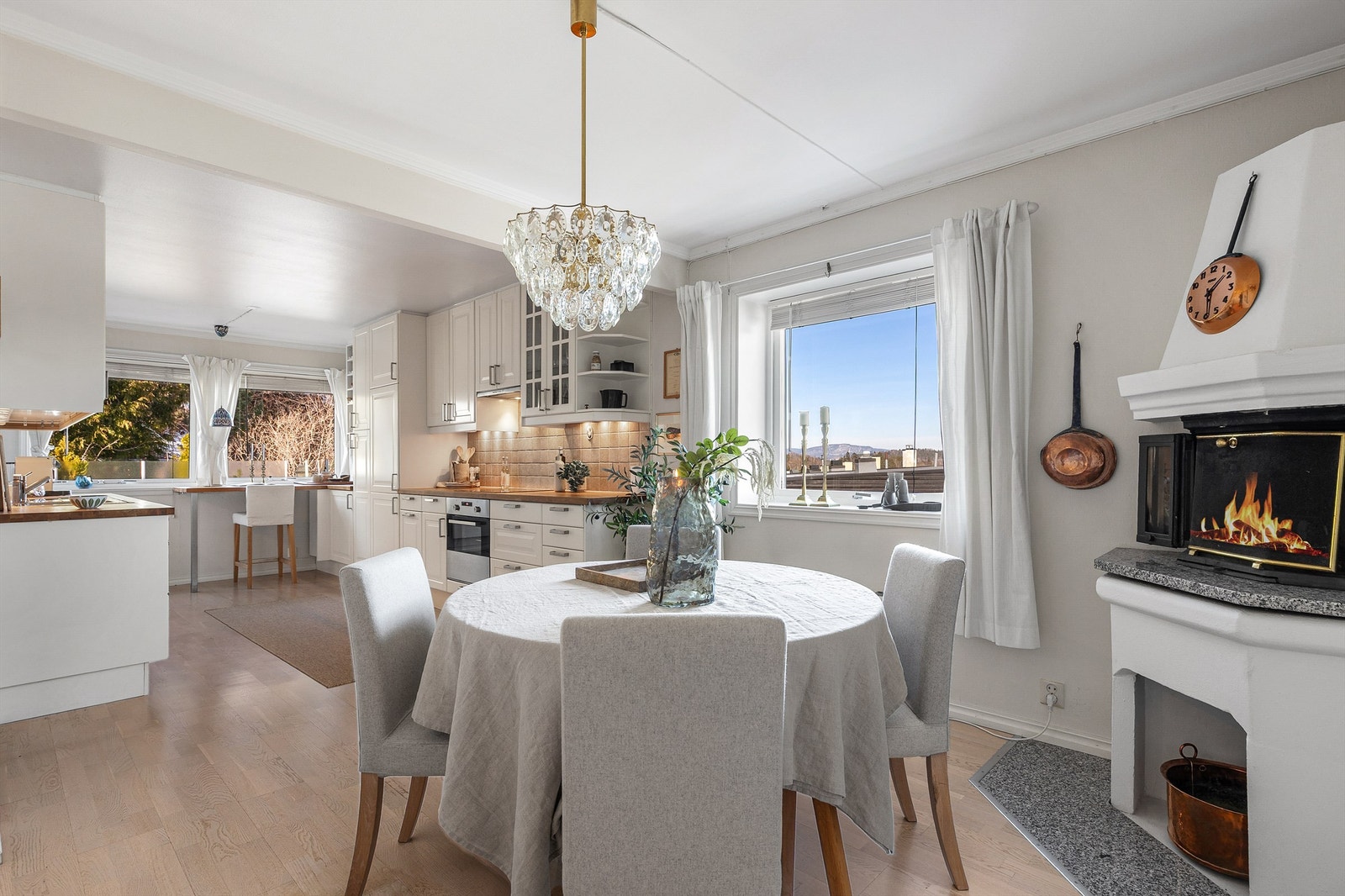 Koselig kjøkken med peis og flott utsikt. Galleribilde