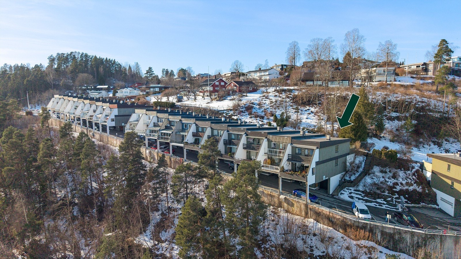 Boligen ligger idyllisk til i høyden av Leangbukta i et svært populært boligområde. Gangavstand til badeparadiset Hvalstrand Bad og Leangbukta. Galleribilde