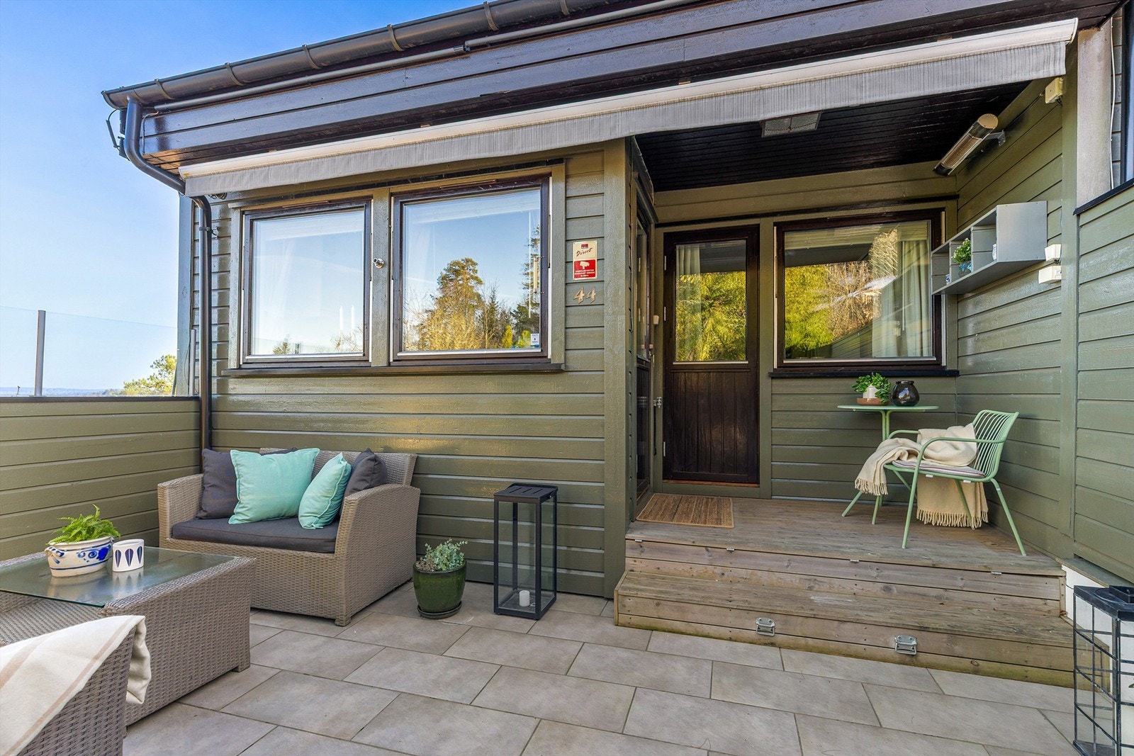 Markterrassen med tilgang fra kjøkkenet og det ene soverommet. Galleribilde