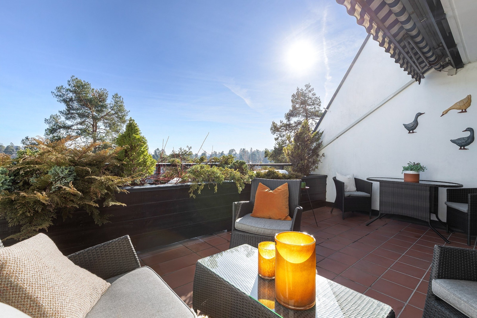 Her er det god plass til utemøbler og flott utsikt. Galleribilde