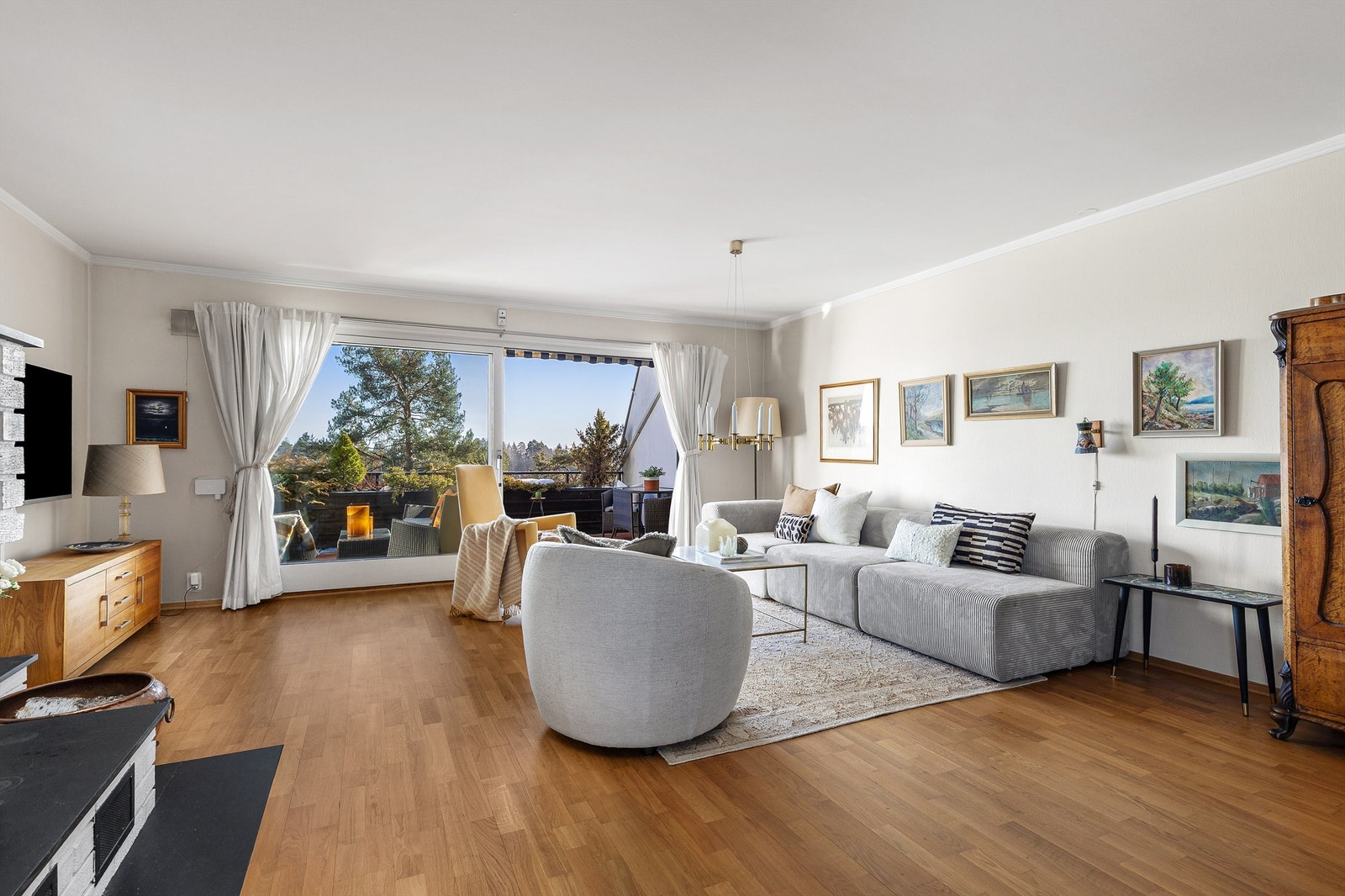 Romslig stue med flere møbleringsmuligheter. Her er det plass til sittegruppe, TV-område og skrivebord e.l. Det er en peis i stuen for ekstra varme og hygge på kjølige dager. Galleribilde