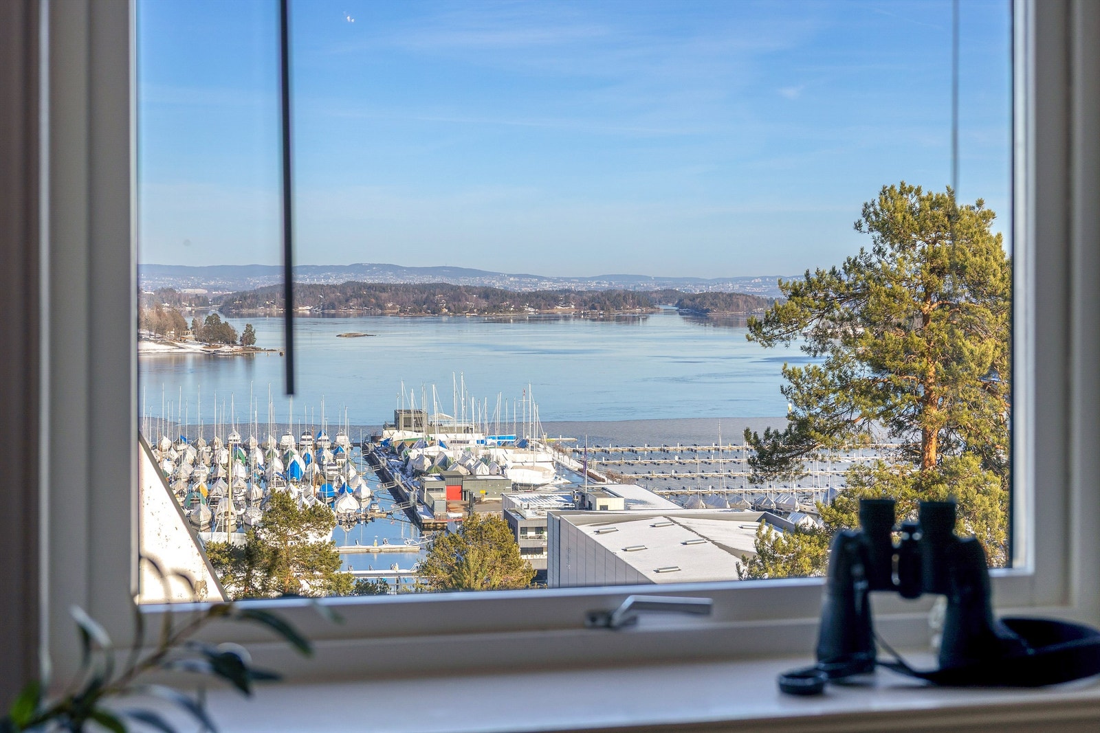 Utsikt over fjorden og båthavnen fra spisestuen. Galleribilde