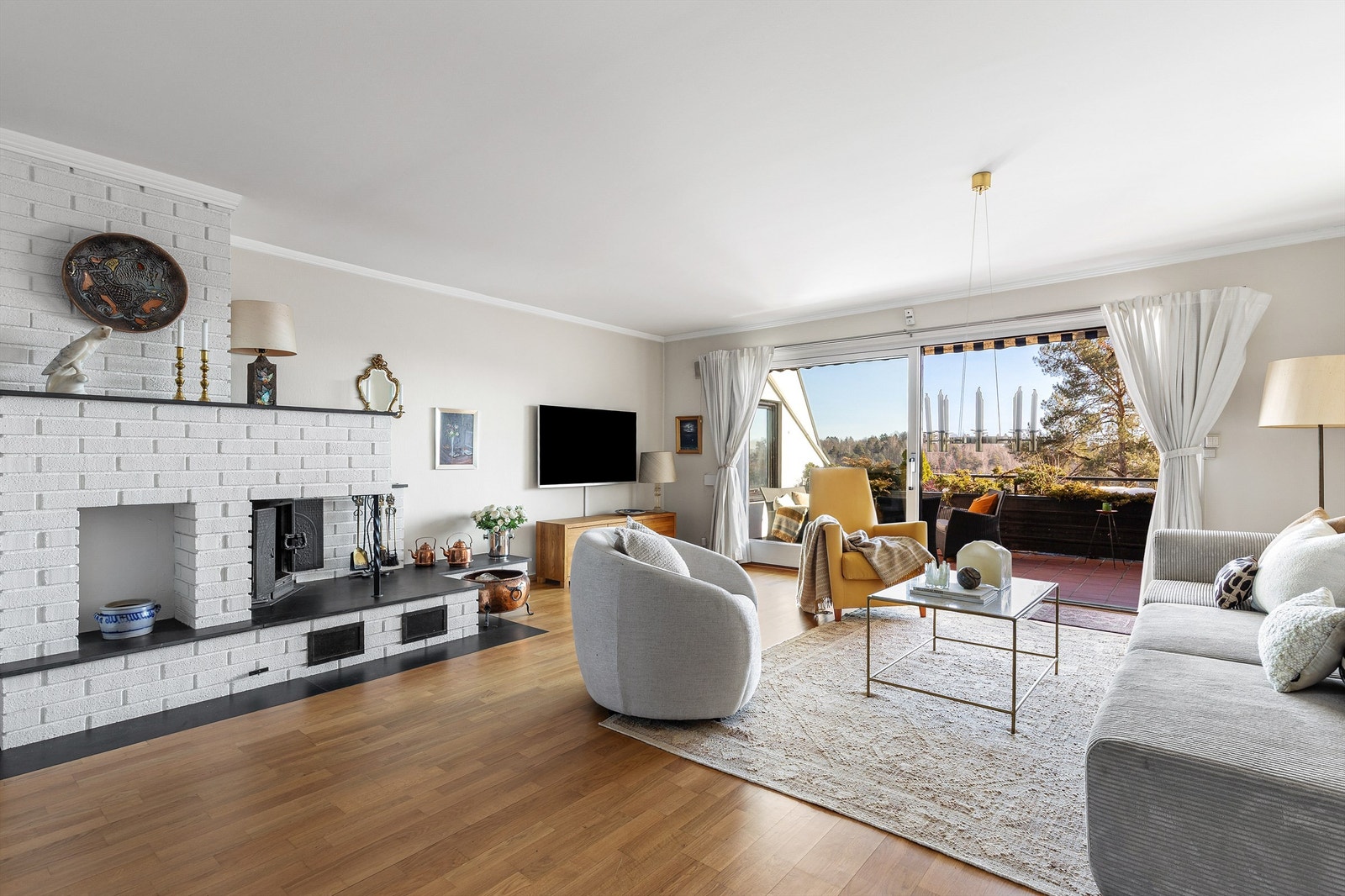 Romslig stue med flere møbleringsmuligheter. Her er det plass til sittegruppe, TV-område og skrivebord e.l. Det er en peis i stuen for ekstra varme og hygge på kjølige dager. Galleribilde