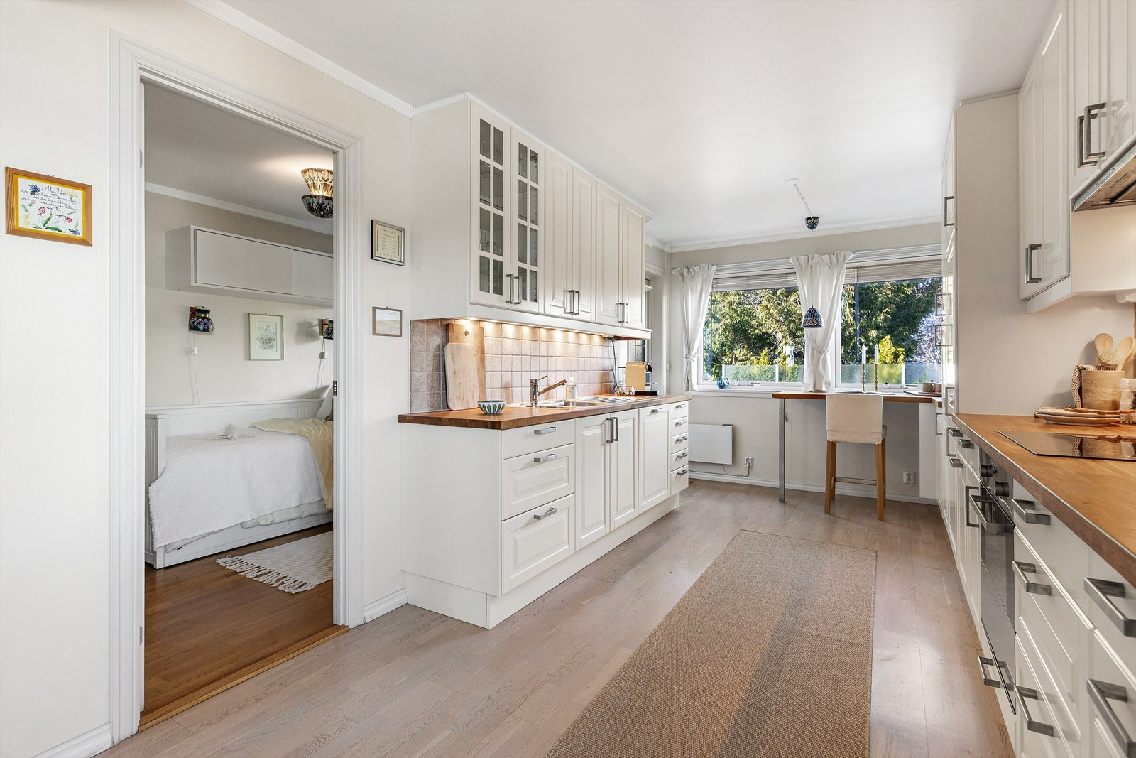 Fra kjøkkenet er det tilgang til ett av soverommene. Galleribilde