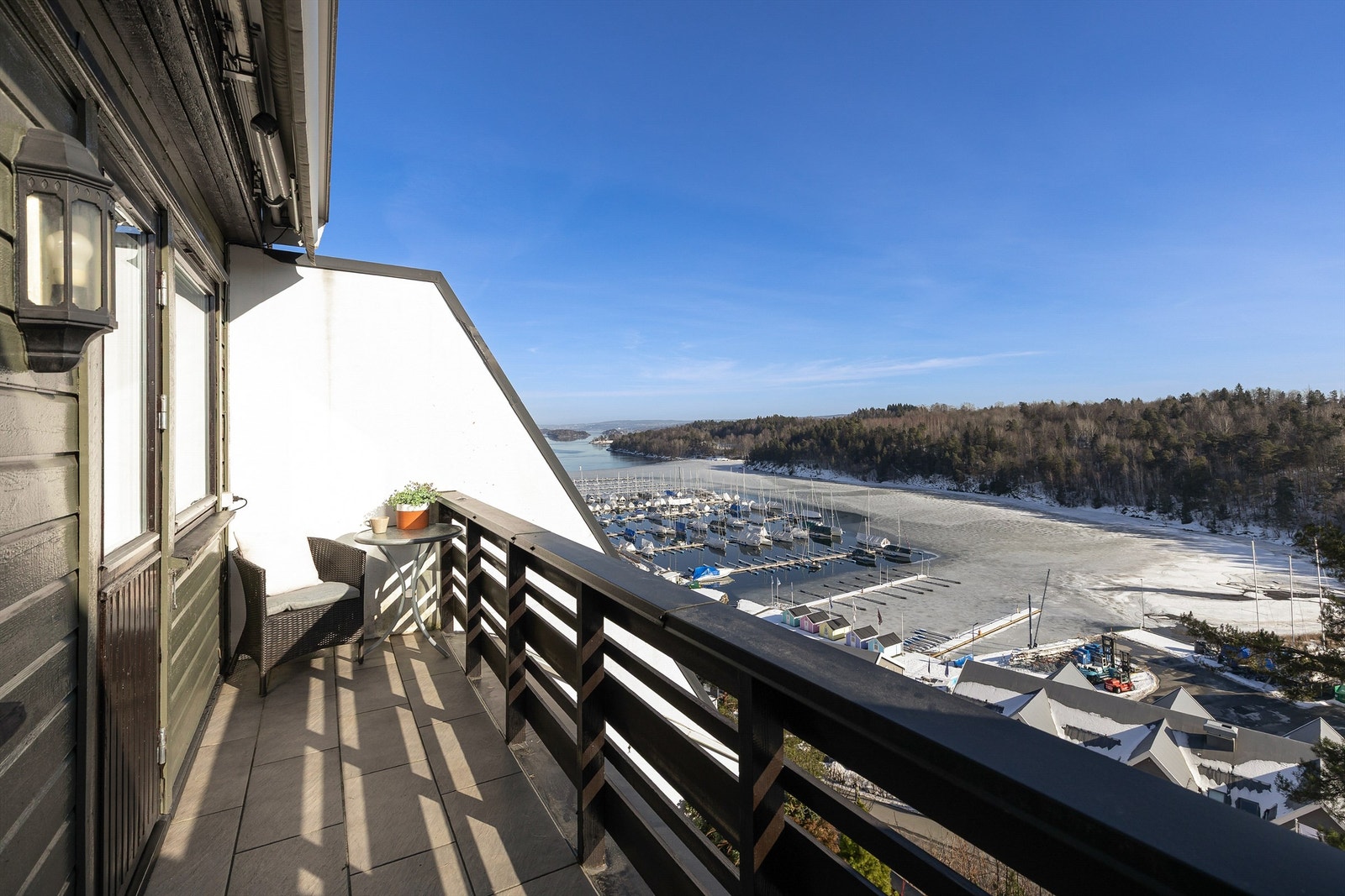 Fra hovedsoverommet er det utgang til balkong med flott utsikt mot fjorden. Galleribilde