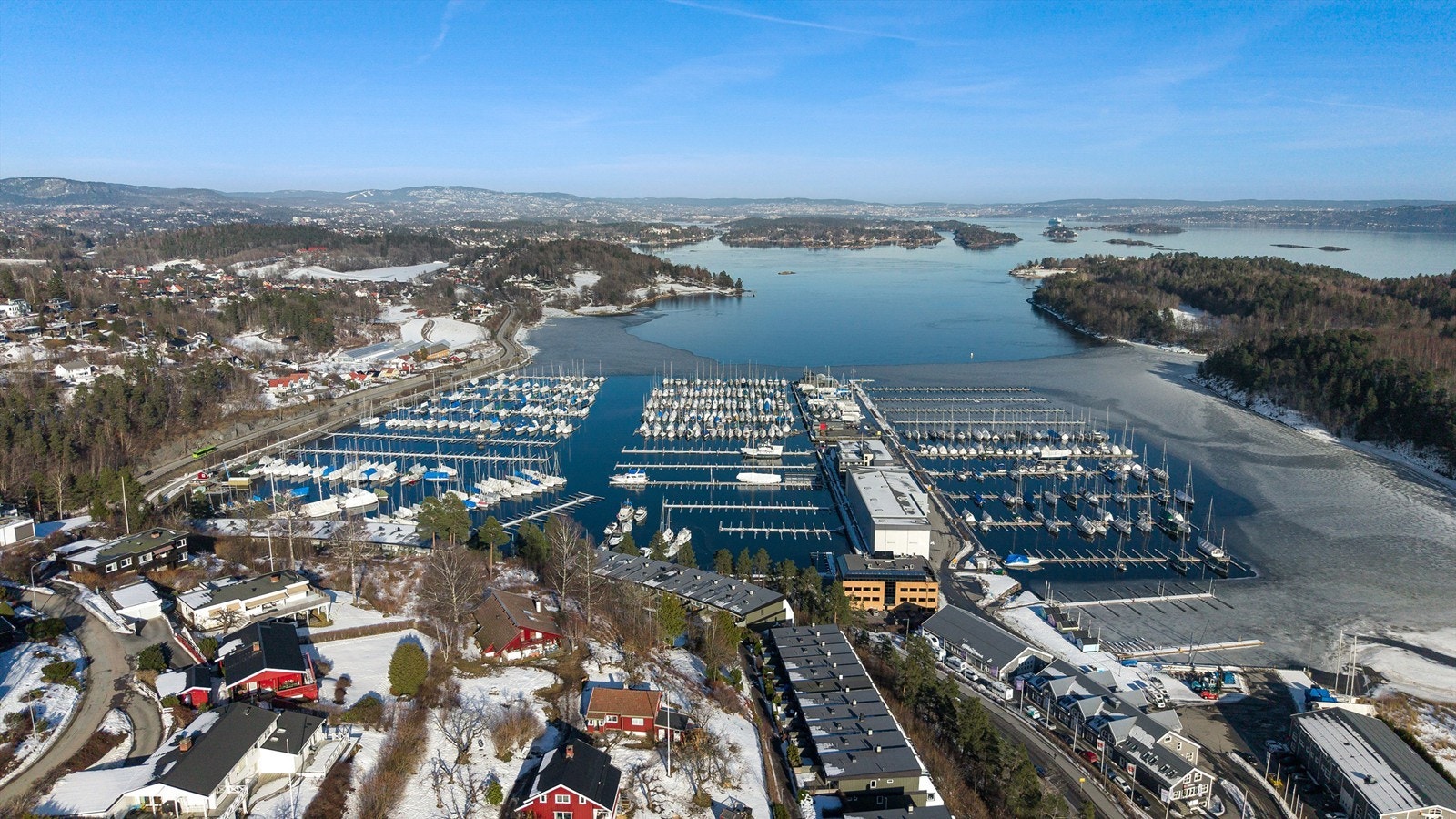 Asker sentrum ligger ca. 3 km fra boligen. Her finner du et rikt utvalg av spennende butikker, restauranter og kafeer. Kulturhus med kino, bibliotek, variert konserttilbud, samt flere koselige kafeer og spisesteder. Galleribilde