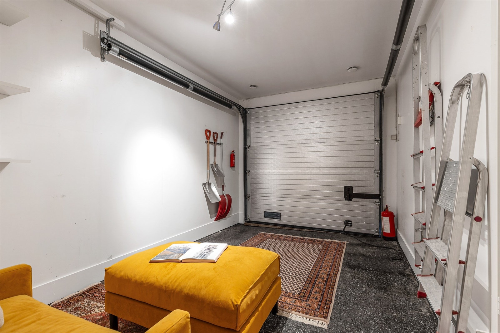 Fra gangen kan man komme seg tørrskodd inn til garasjen. Galleribilde