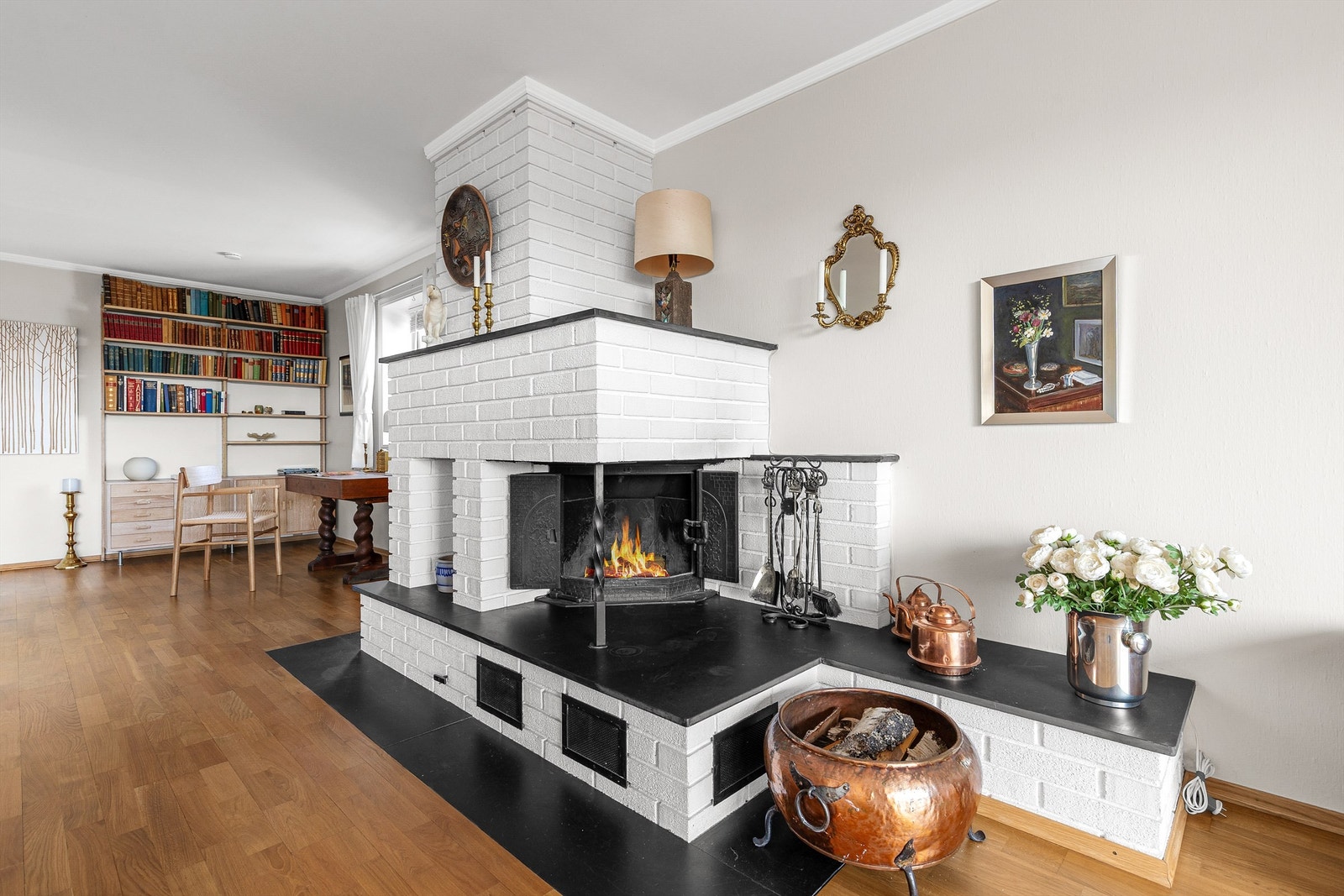 Romslig stue med flere møbleringsmuligheter. Her er det plass til sittegruppe, TV-område og skrivebord e.l. Det er en peis i stuen for ekstra varme og hygge på kjølige dager. Galleribilde