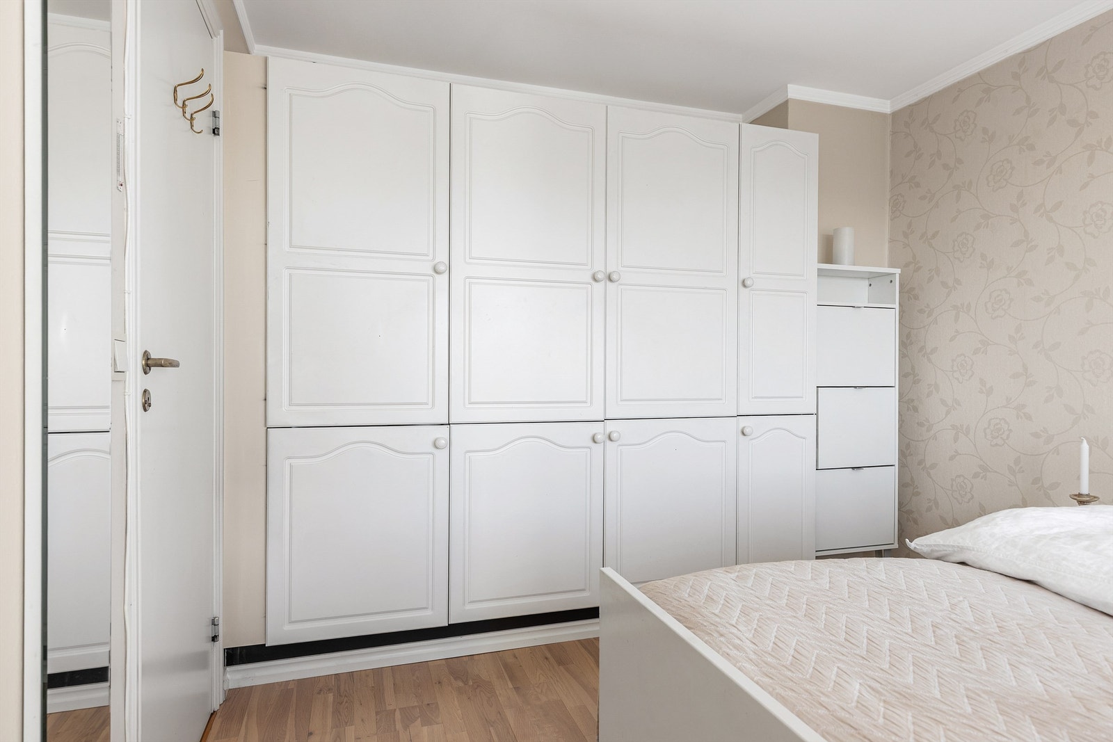 Boligen har 3 soverom. Hovedsoverommet er av god størrelse og har plass til dobbeltseng med nattbord på hver side, samt stort garderobeskap. Galleribilde