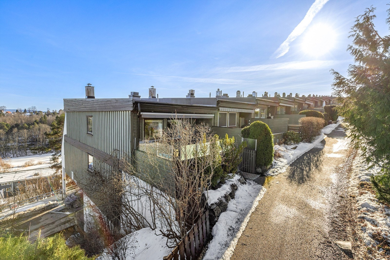 Her får du et innholdsrikt rekkehus beliggende i blindvei, i et svært populært boligområde. Boligen går over 3 etasjer og inneholder 3 soverom, 2 bad, WC-rom, vaskerom, kjøkken, stue, gang, entré og bod/teknisk rom. Galleribilde