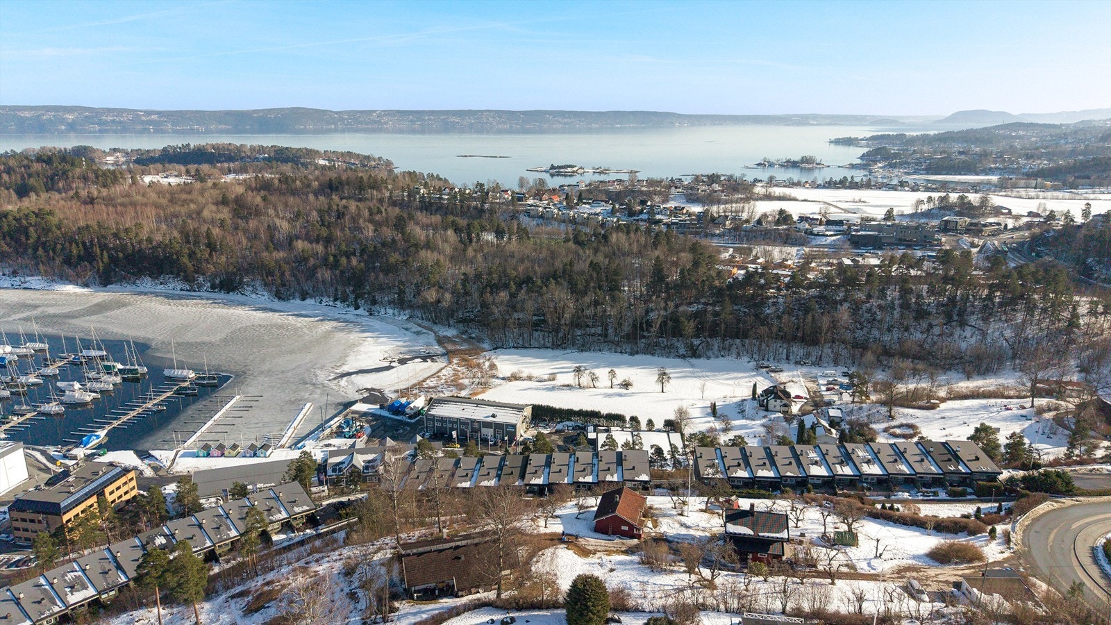 Det er ca. 2 min gange ned trapp til busstoppet Leangbukta, og 13 min til Vettre langs Slemmestadveien. Bussen fra Vettre tar deg til Asker sentrum. Fra Leangbukta tar bussen deg til Nationaltheatret på rundt 30 min. Galleribilde