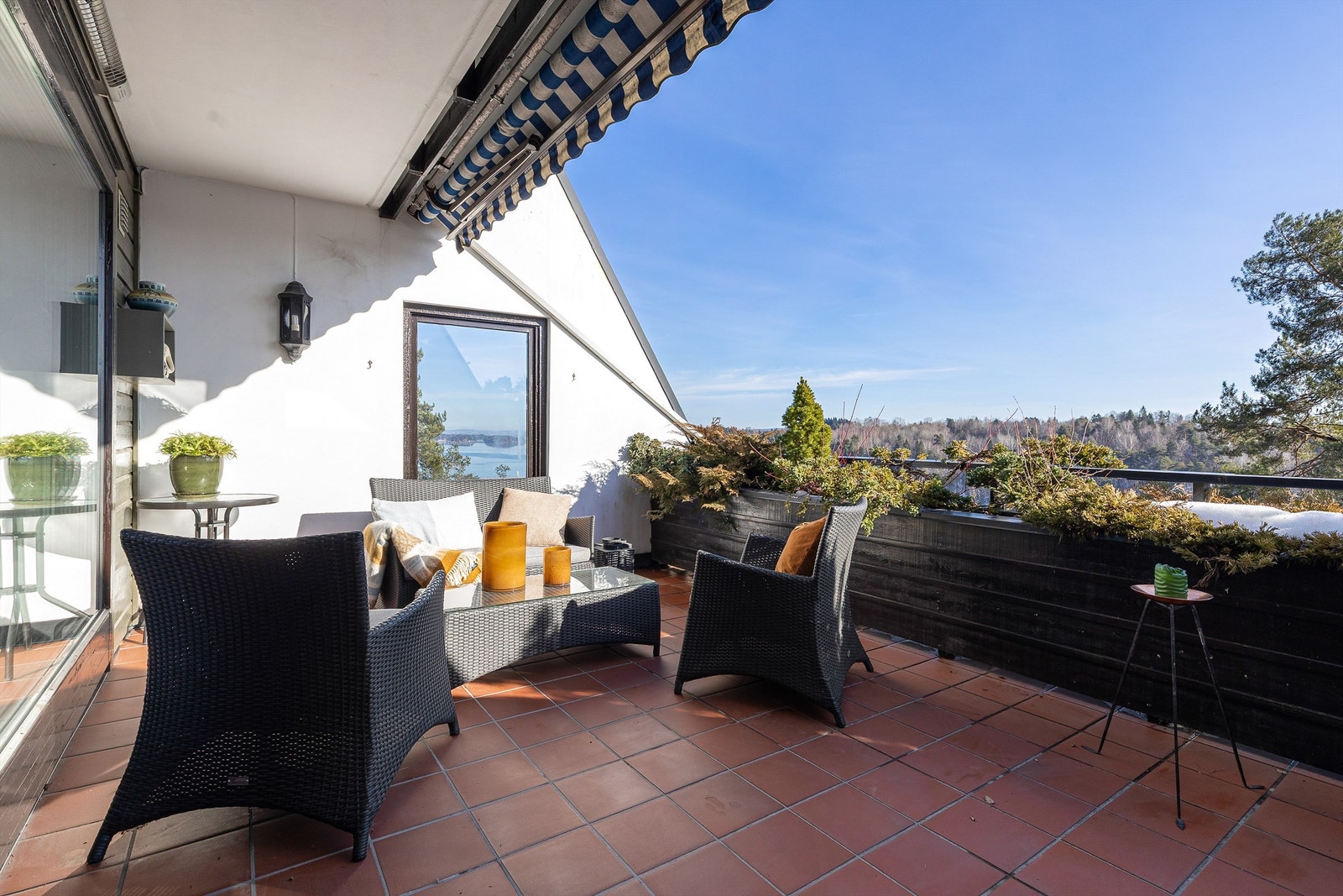 Her er det god plass til utemøbler og flott utsikt. Galleribilde