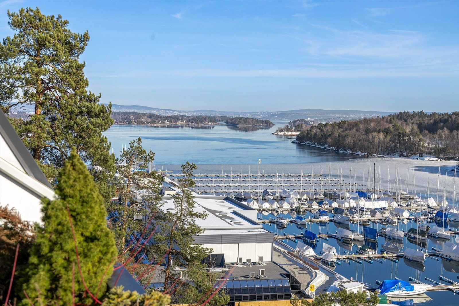 Fra hovedsoverommet er det utgang til balkong med flott utsikt mot fjorden. Galleribilde