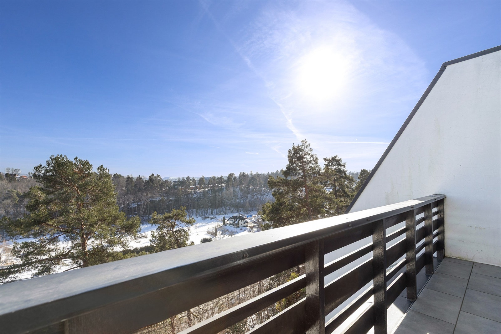 Fra hovedsoverommet er det utgang til balkong med flott utsikt mot fjorden. Galleribilde