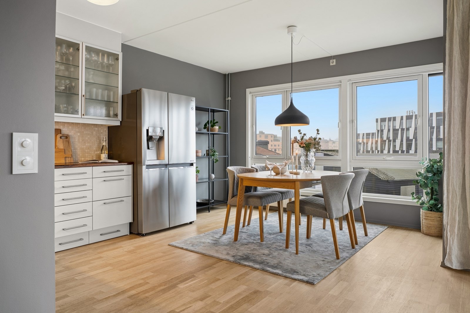 De store vinduene slipper inn med rikelig og naturlig lys på kjøkkenet og til spisesonen. Galleribilde