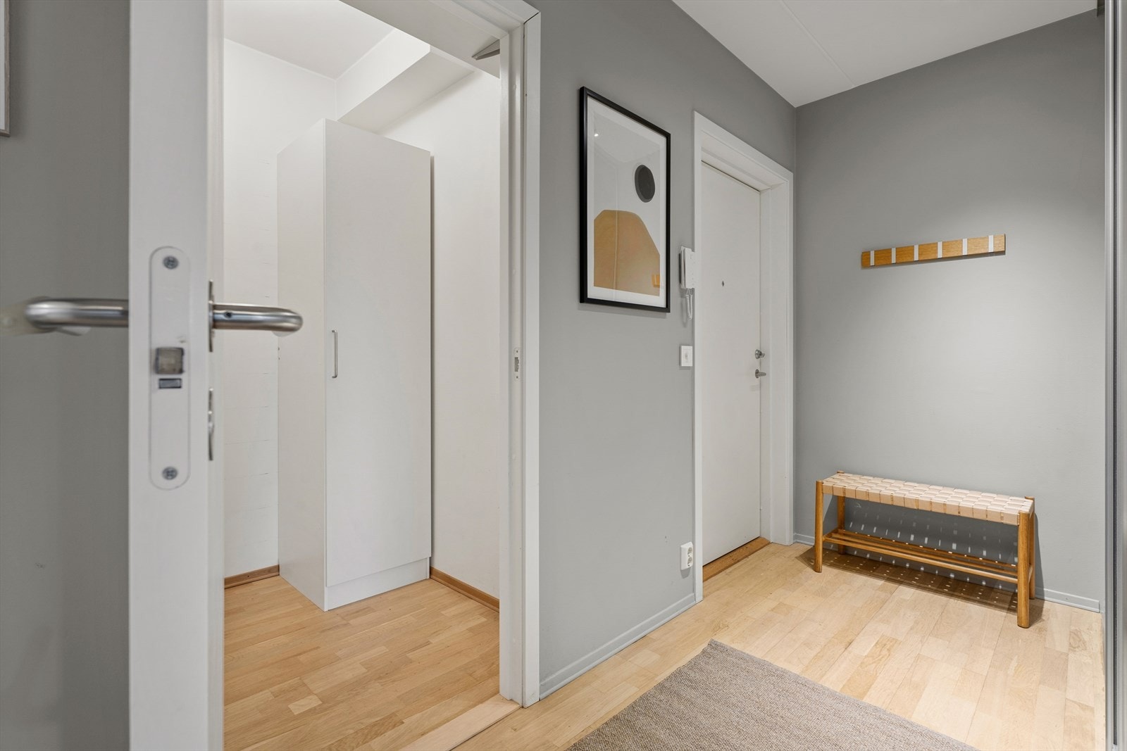 Innbydende entré med gode muligheter for å henge fra seg yttertøy i stor skyvedørsgarderobe. Her er det også gode oppbevaringsmuligheter i innvendig bod. Galleribilde