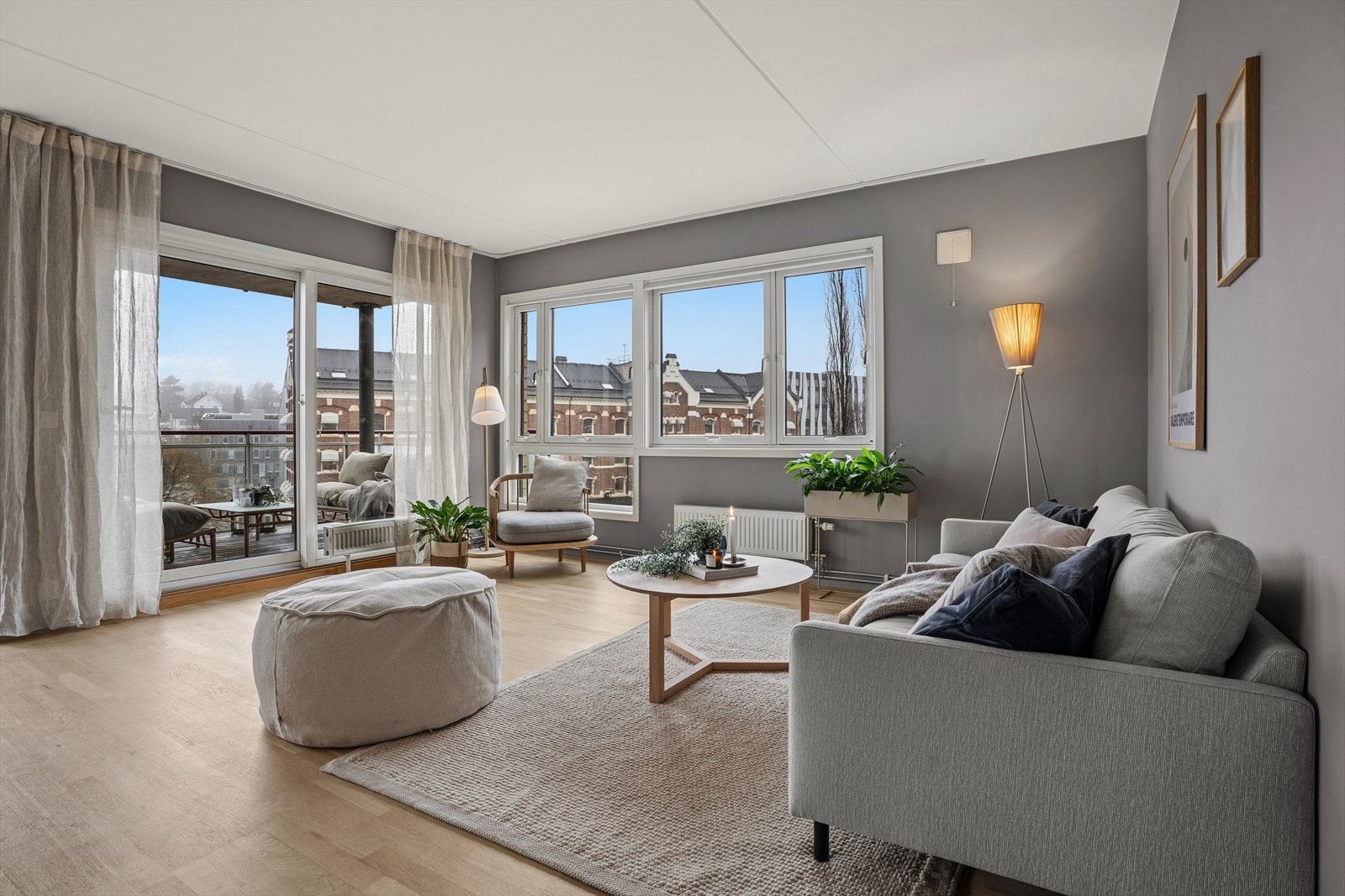 Fra stuen er det utgang til balkongen som blir en forlengelse av stuen på sommerstid. Galleribilde