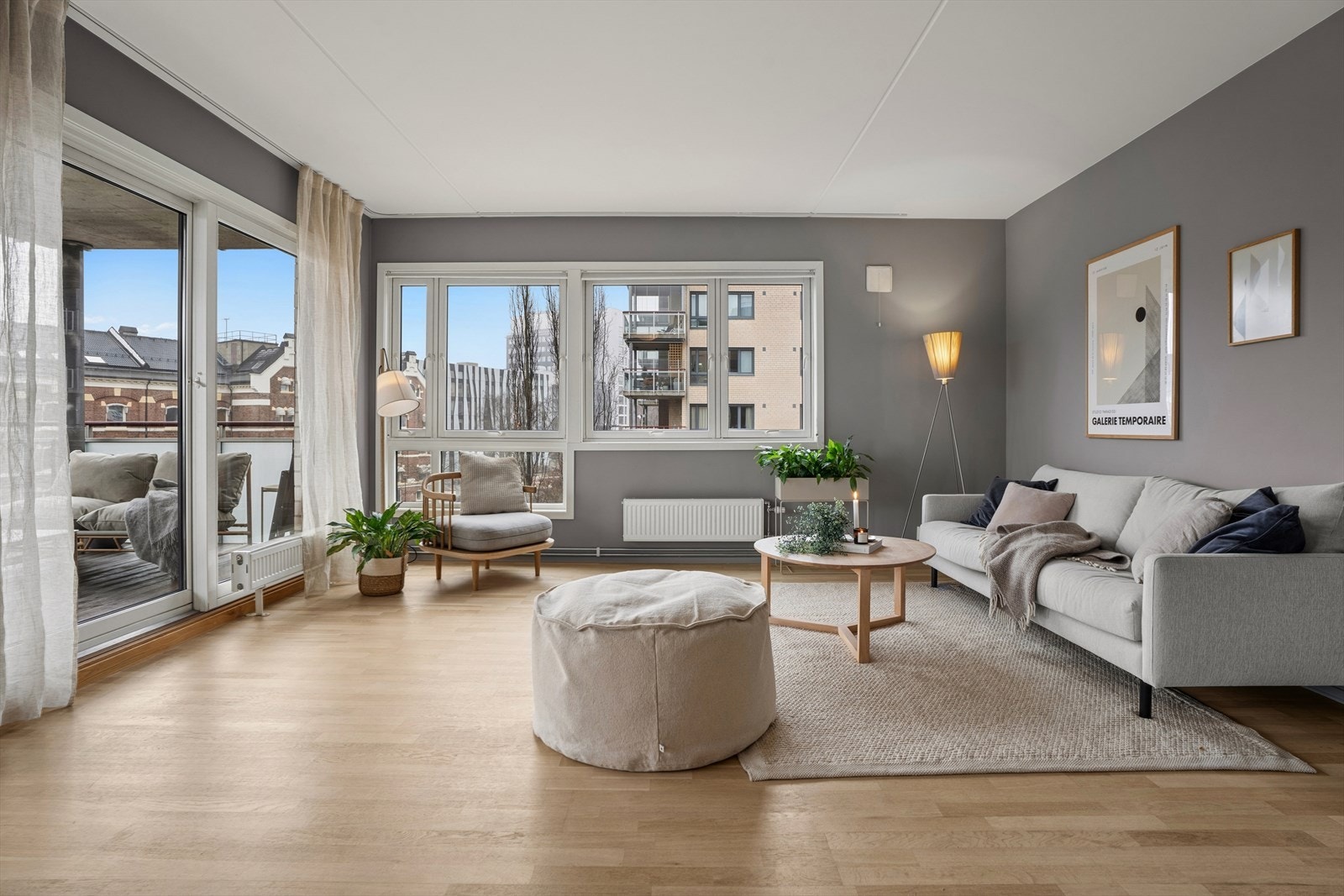 Stuen er av god størrelse med plass til hyggelig sittegruppe og tilhørende møblement. Galleribilde