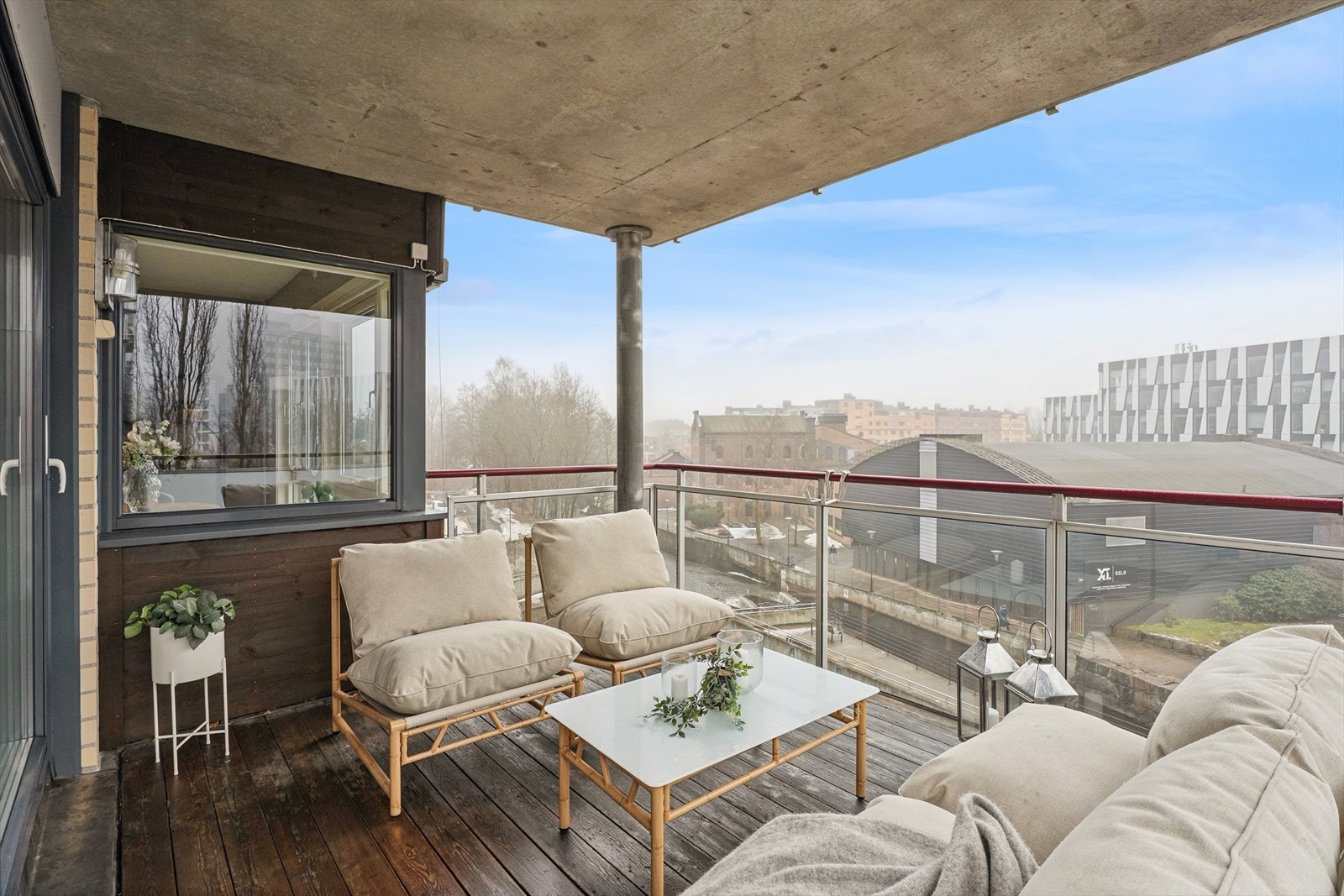 Balkongen er på ca. 12 m² med svært gode solforhold. Her kan du nyte late sommerdager et stenkast fra Akerselven! Galleribilde