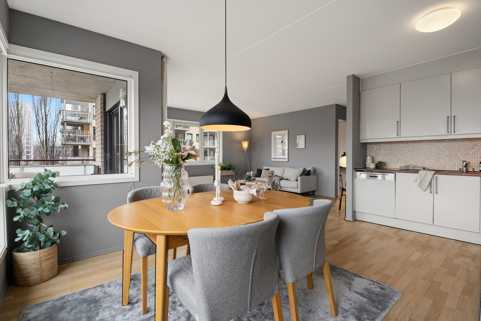 Her er det godt med plass til sosial spisesone, perfekt for middagsgjester. Galleribilde