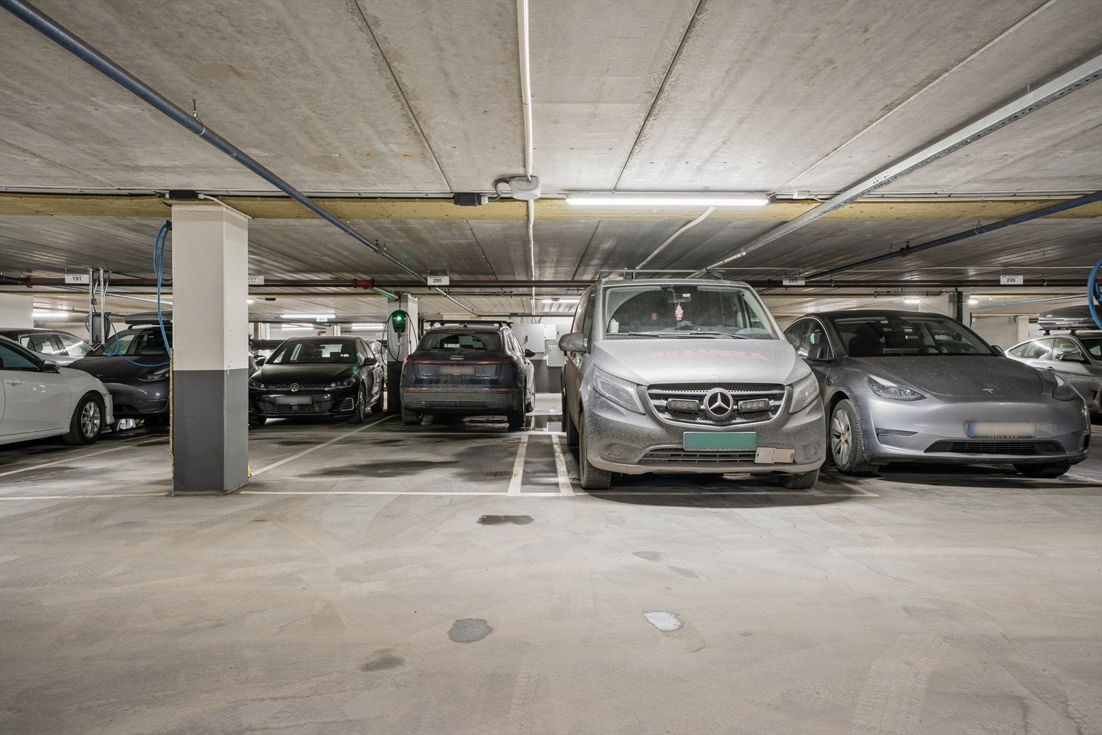 Garasjeplass med elbil-lader medfølger leiligheten. Galleribilde