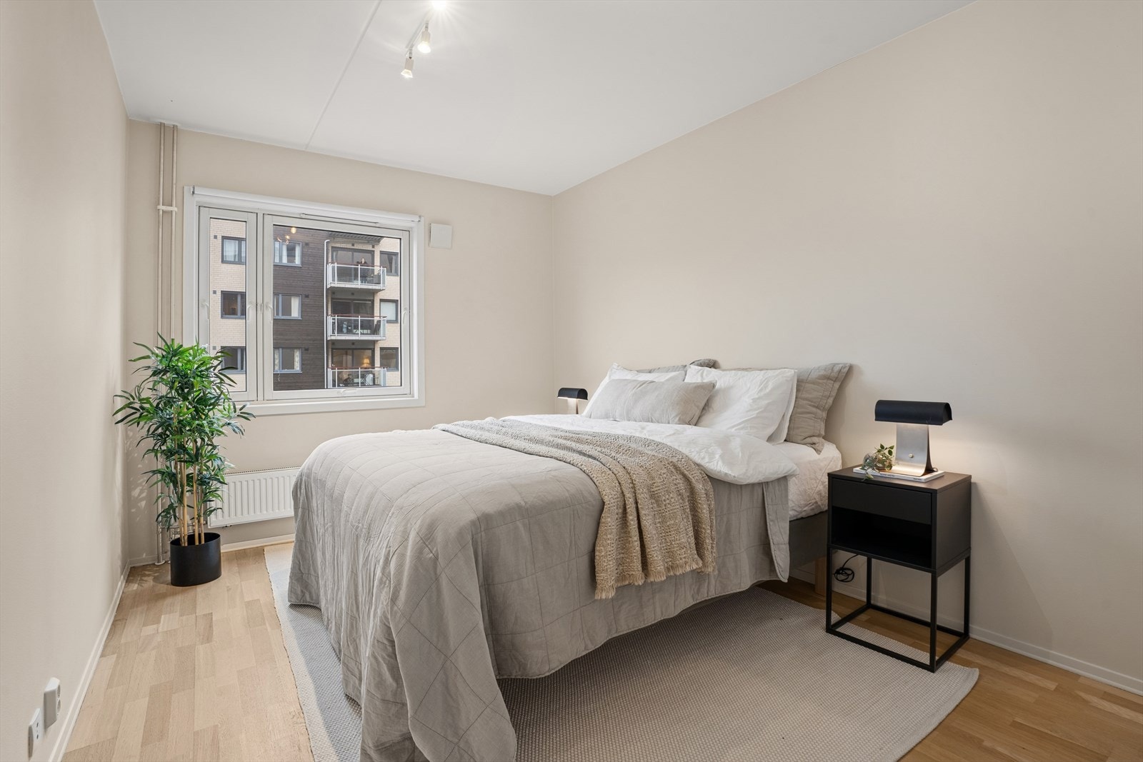 Hovedsoverommet er av god størrelse med plass til stor dobbeltseng med tilhørende møblementt, samt garderobeløsning. Galleribilde