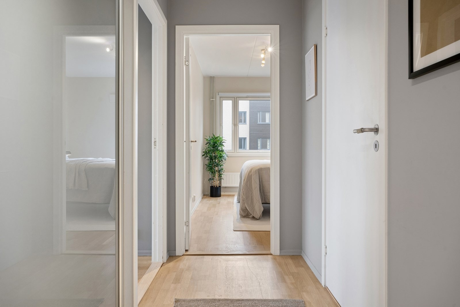 Entréen tar deg videre til de øvrige rommene i boligen. Galleribilde