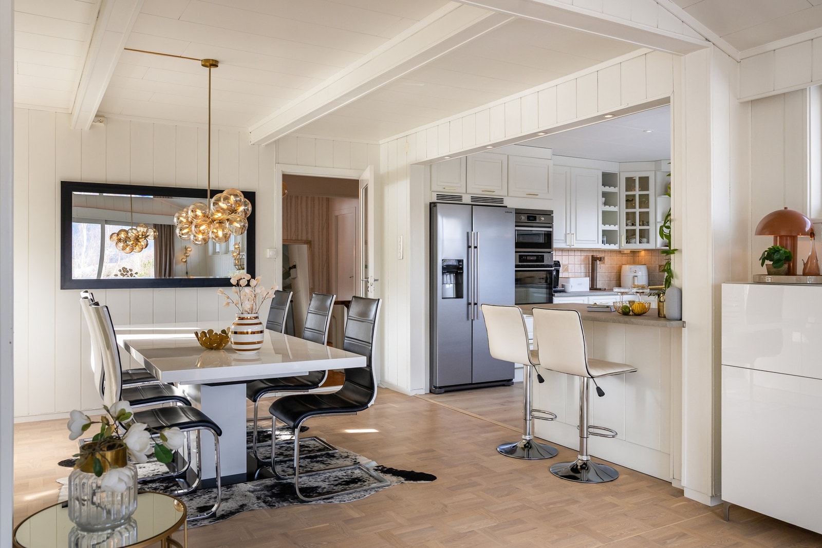 Spisestuen er fint plassert ved kjøkken. Her kan man fint dekke på til hele storfamilien uten at det føles trangt. Galleribilde