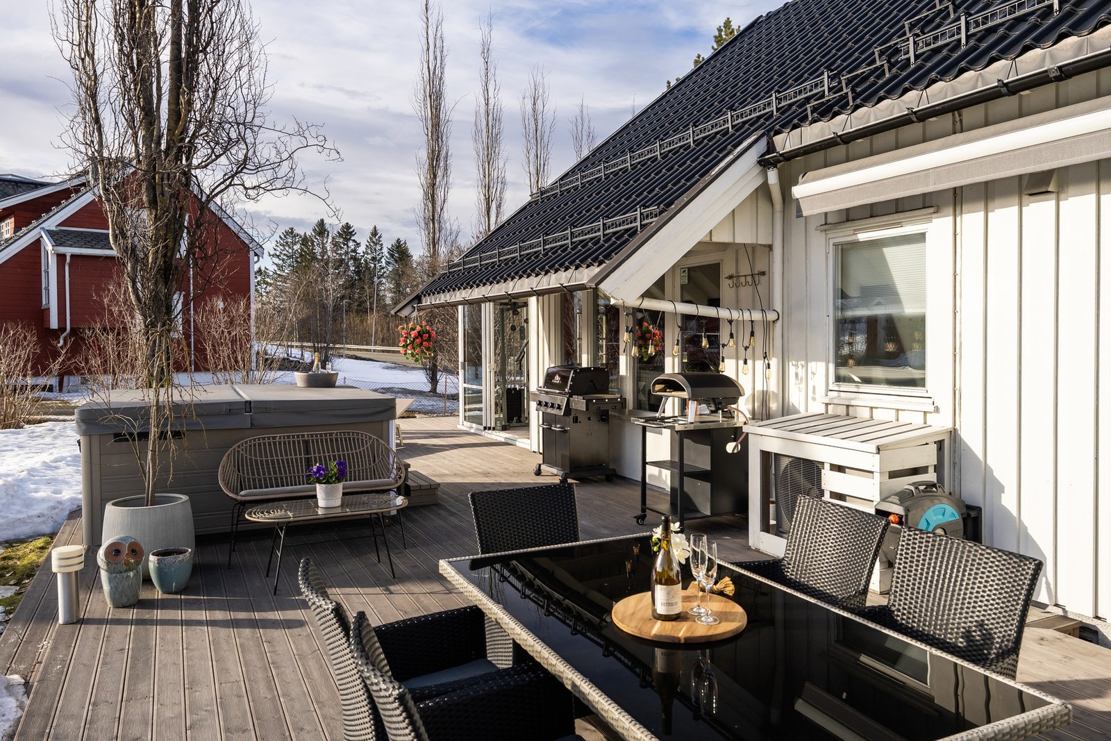 Den store elektriske markisen, gjør at terrassen fint kan brukes, selv om det regner. Galleribilde