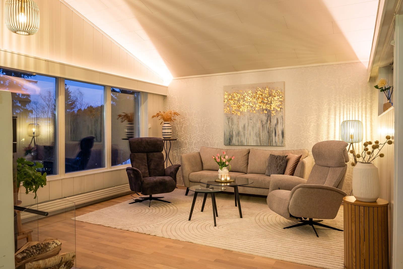 Stuen er delt opp i flere soner, med bla. tv-stue, lounge og spisestue Galleribilde