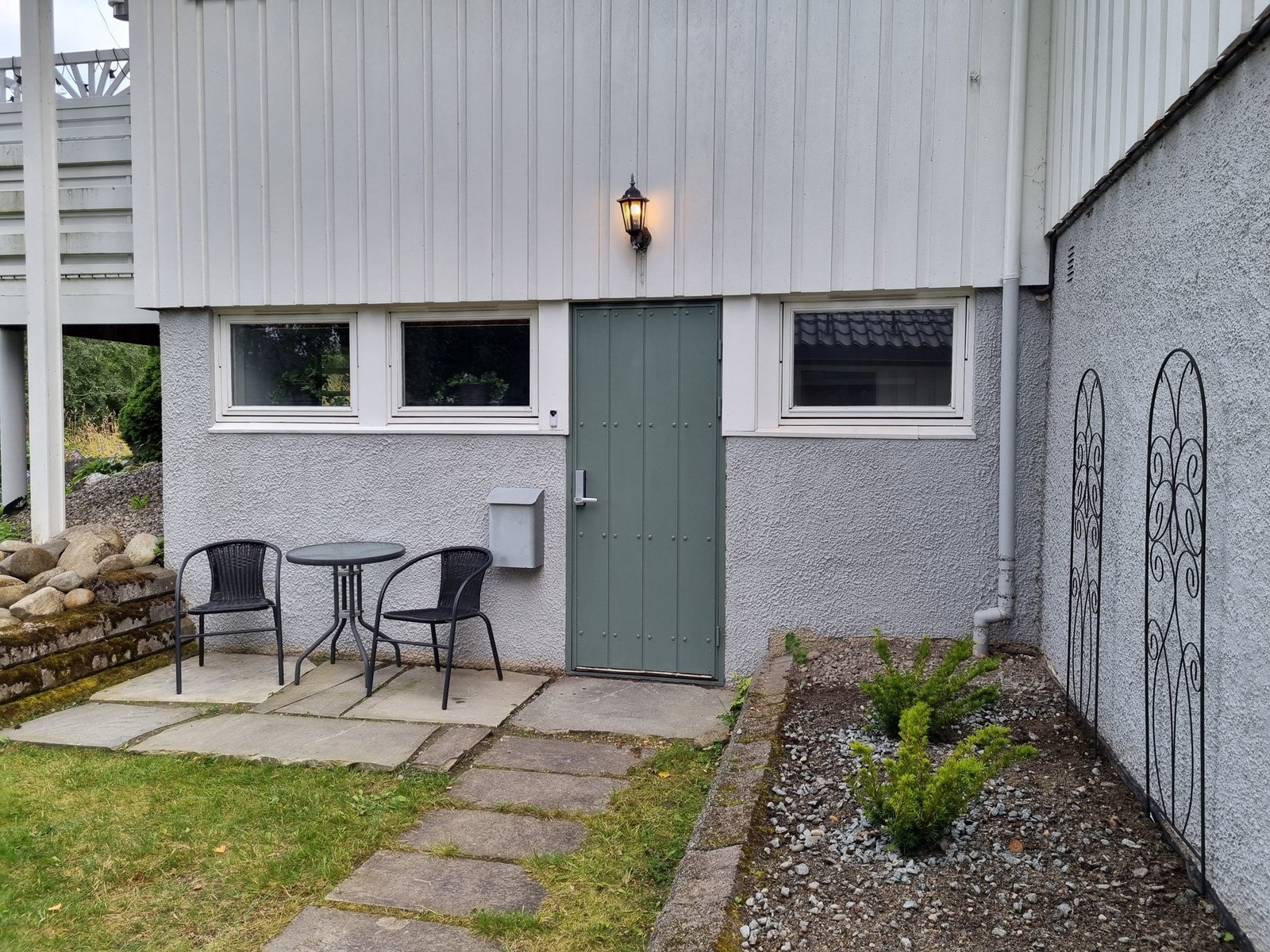 Denne har vært utleid for kroner 8 000,- pr. mnd. Fin,liten uteplass i front. Leiligheten holder helt kurant standard for utleie. Galleribilde