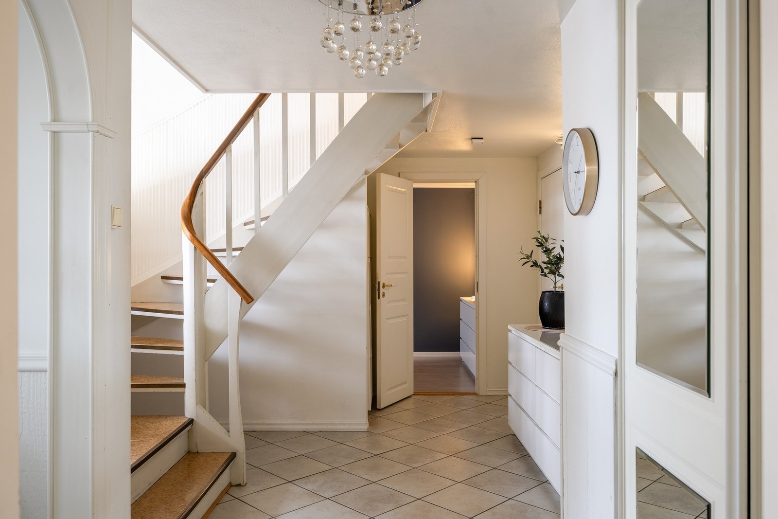 I underetasjen finner man en stor hall, romslig soverom, bad/badstue, eget vaskerom, samt teknisk rom og bod. Galleribilde