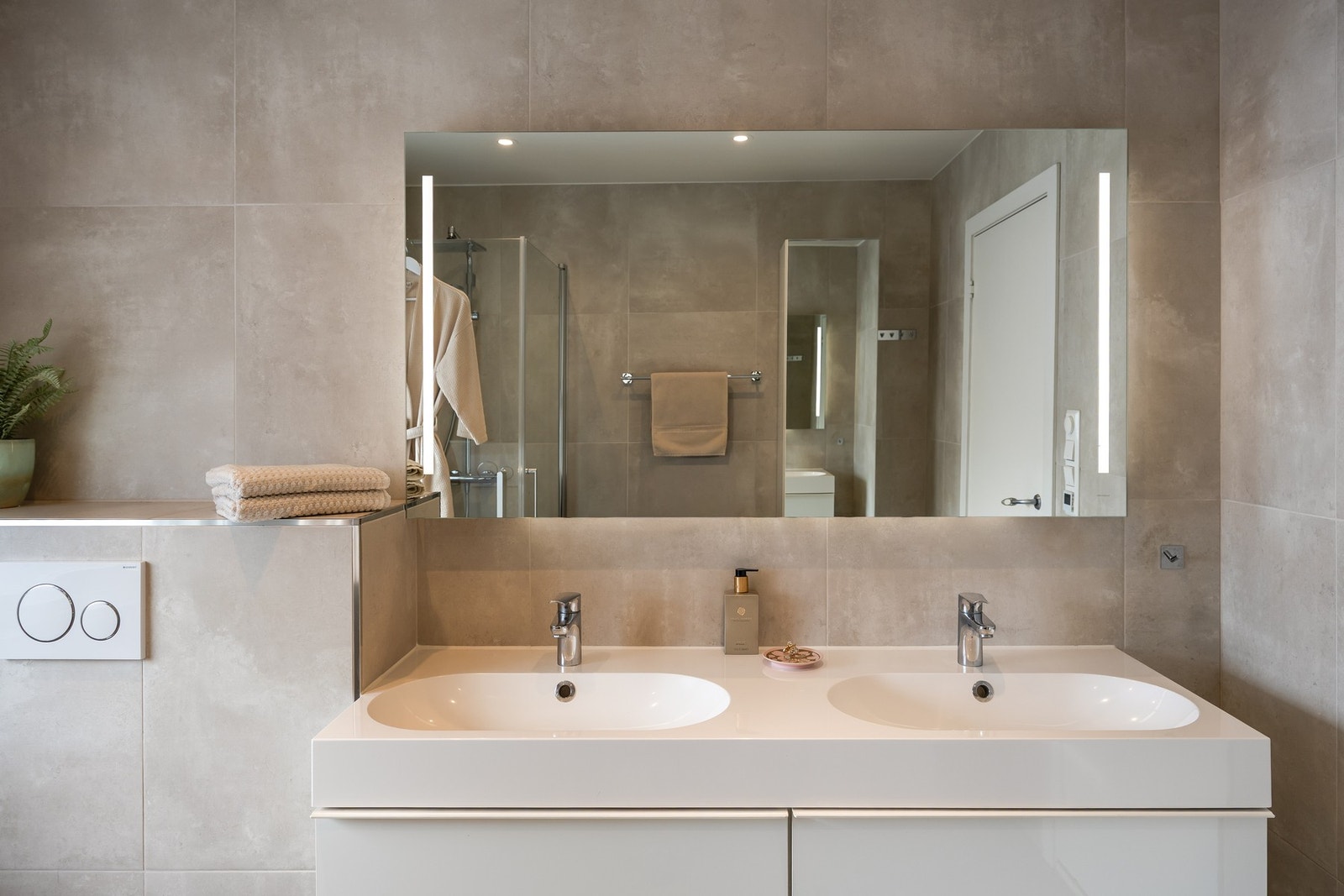 Lys i speilet og stor dobbelservant. Galleribilde