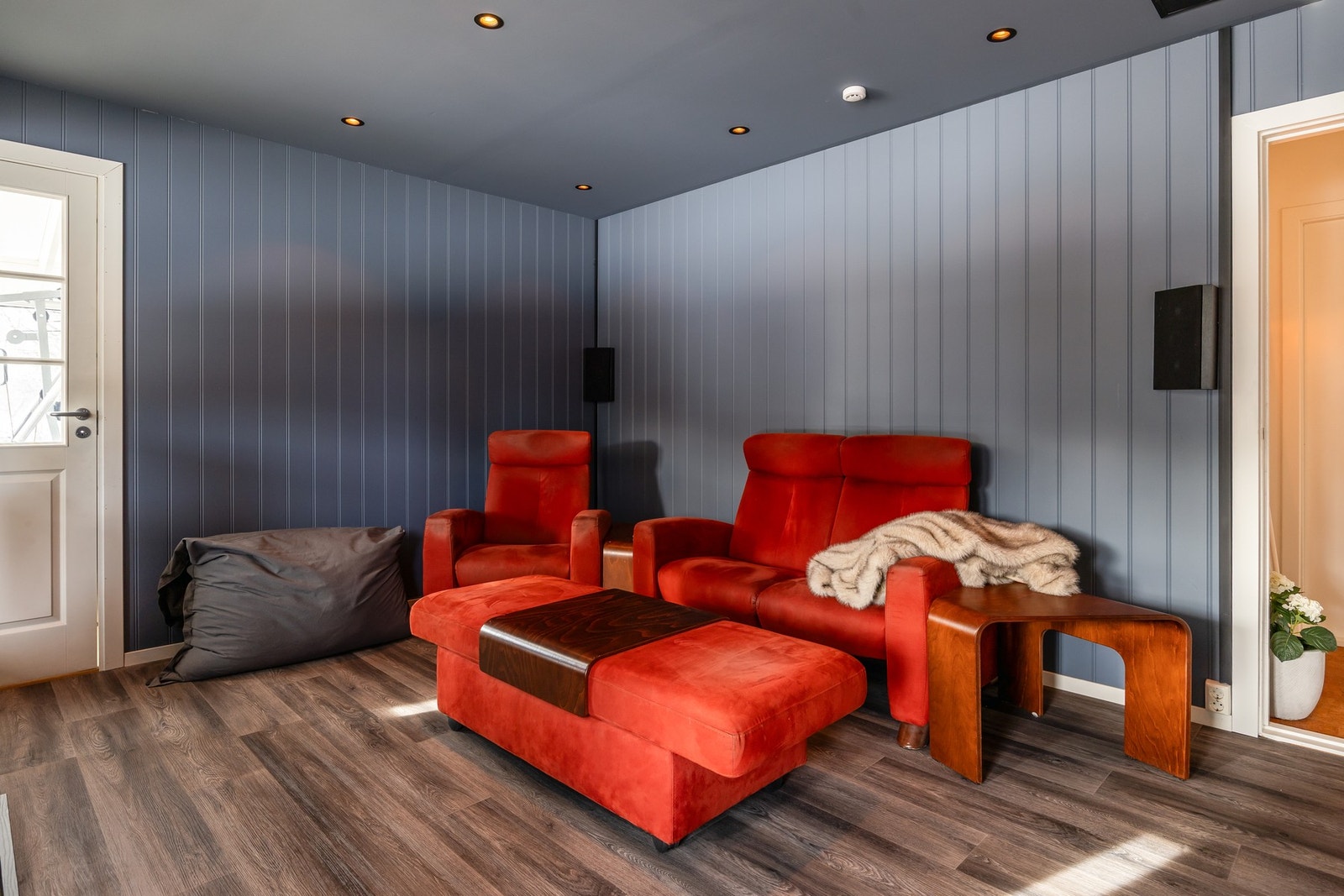 TV-stuen er på 16,2 kvm. Fin spotbelysning. Kan fint brukes som soverom, ved behov. Galleribilde