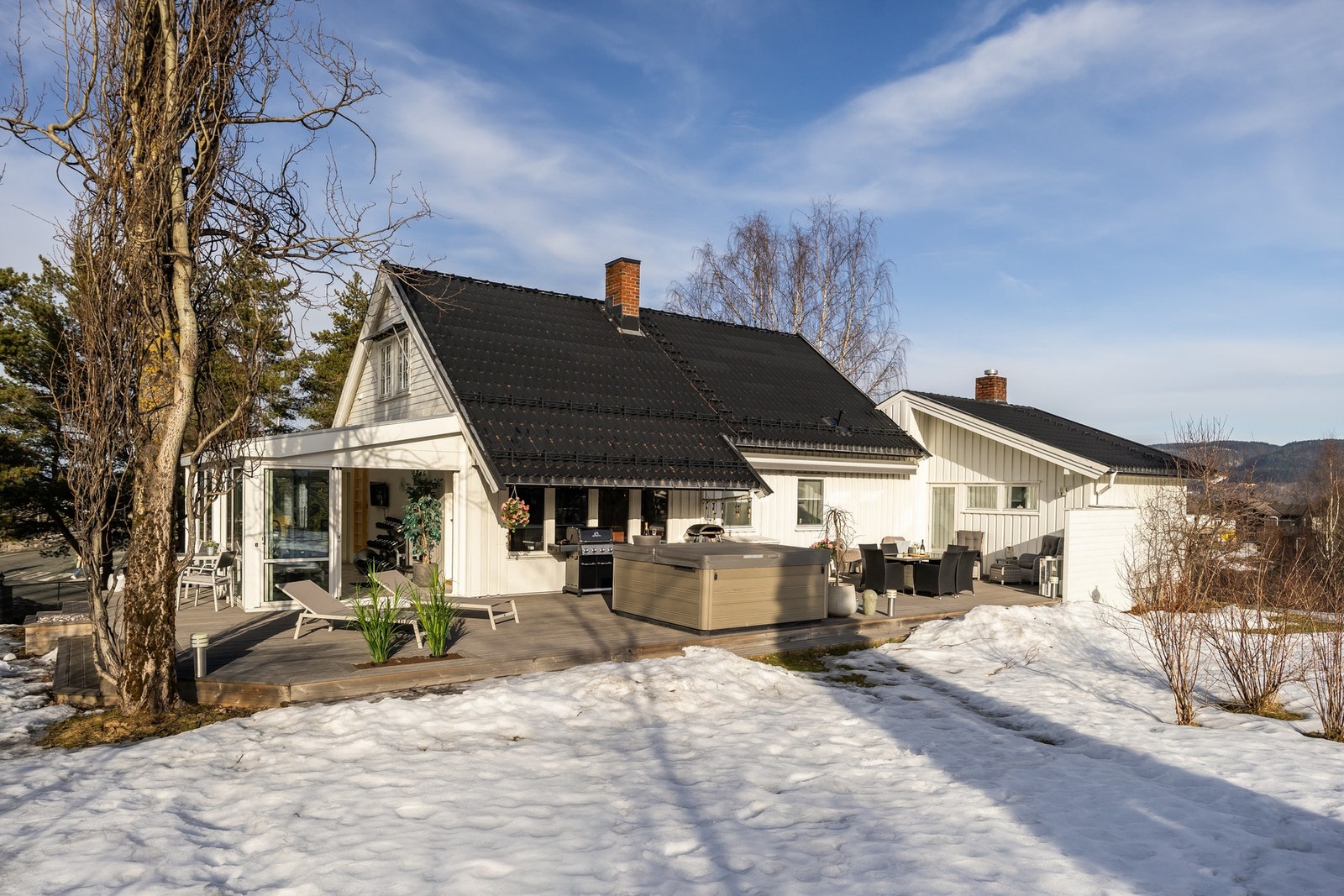 Tomten er som på nesten et mål, med sol hele dagen. Galleribilde
