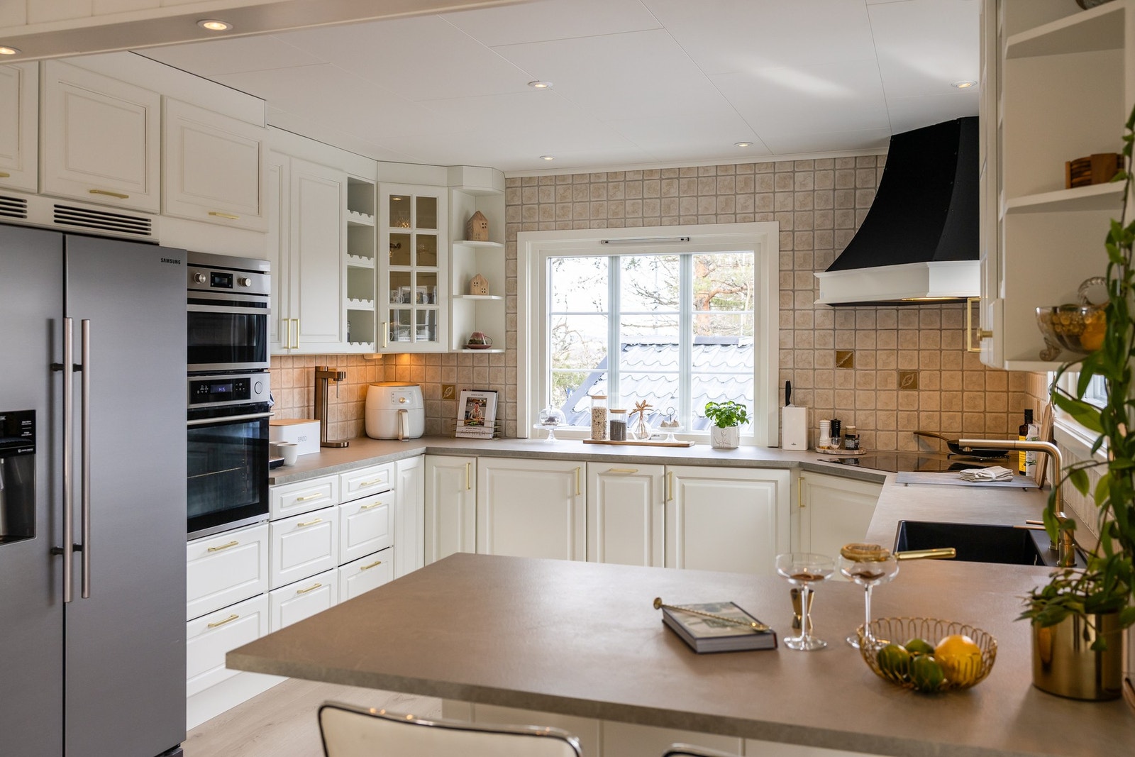 Meget pent kjøkken med herregårdsfølelse. Kjøkken har vannbåren varme i gulv. Galleribilde