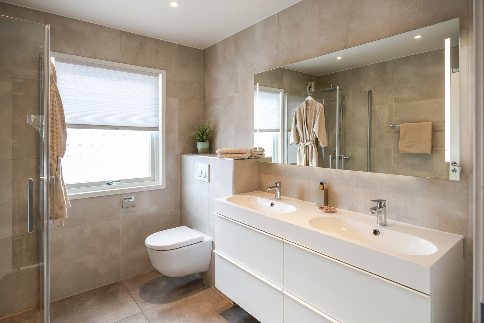 Etasjens bad, er lekkert og fra 2017. Varme i gulv. Galleribilde