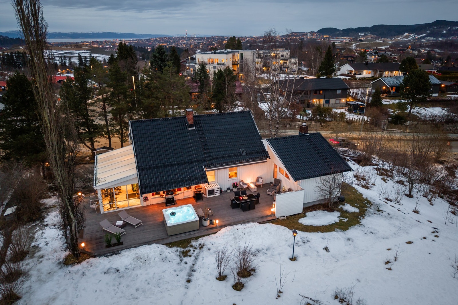 Nyt sommeren med hele familien og gode venner, i skjermende omgivelser. Galleribilde