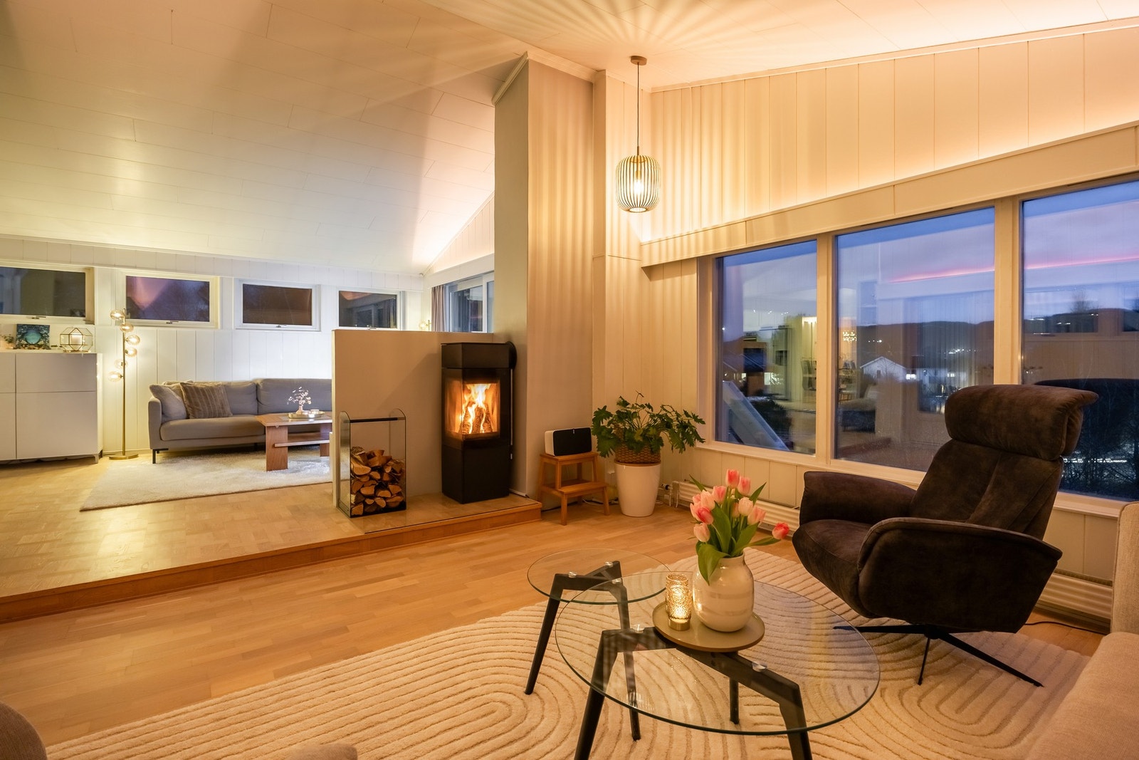 De store vindusflatene gir nydelig utsikt, samt godt med naturlig lysinnslipp. Vinduene har elektriske screens. Galleribilde