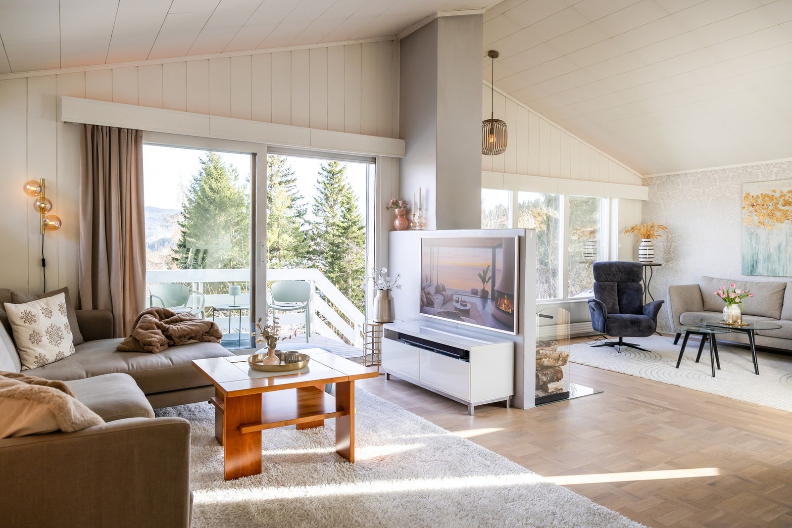 Store vindusflater og veldig god takhøyde. Galleribilde