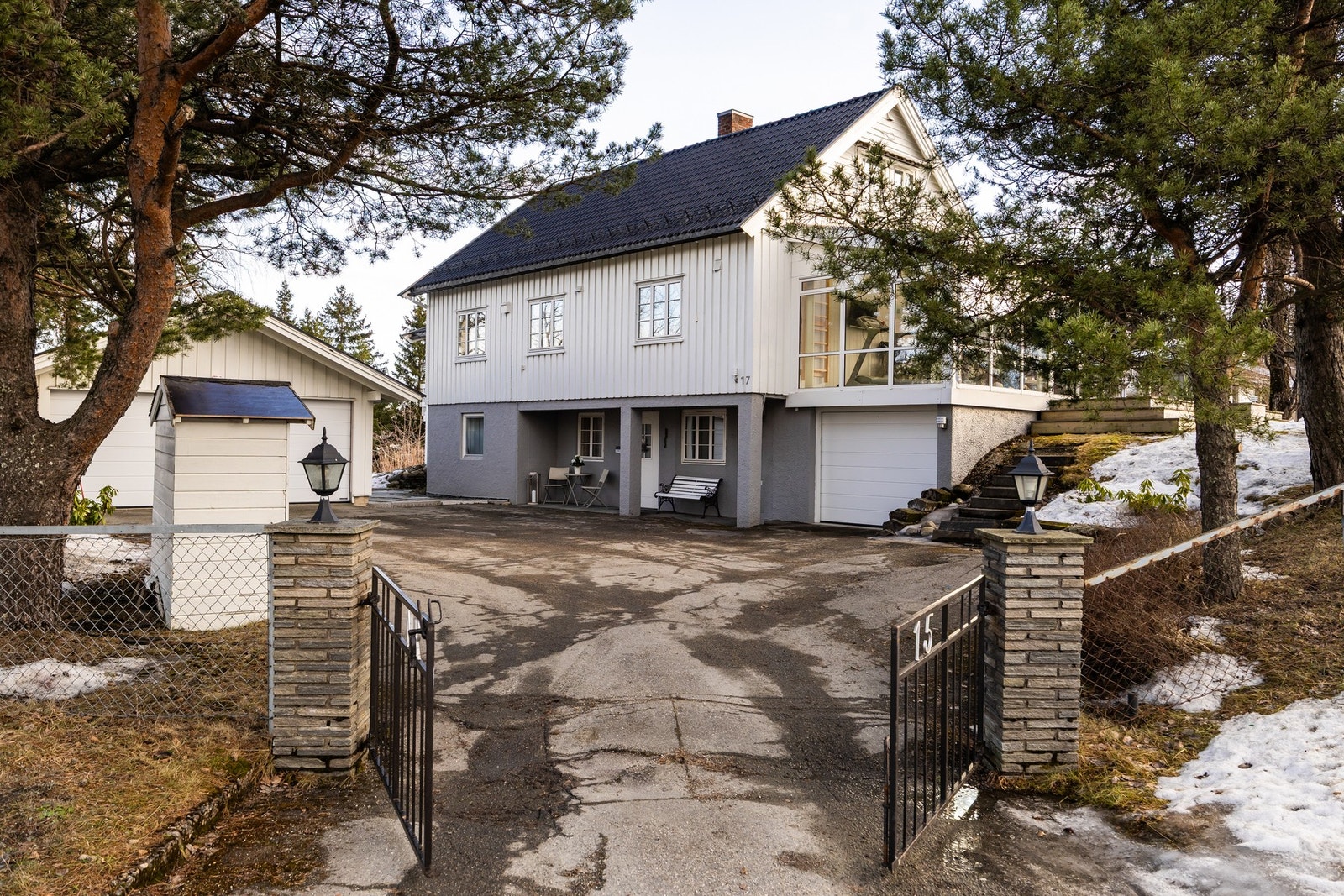 Pen og klassisk støpejernsport ved inngangen til eiendommen. Galleribilde